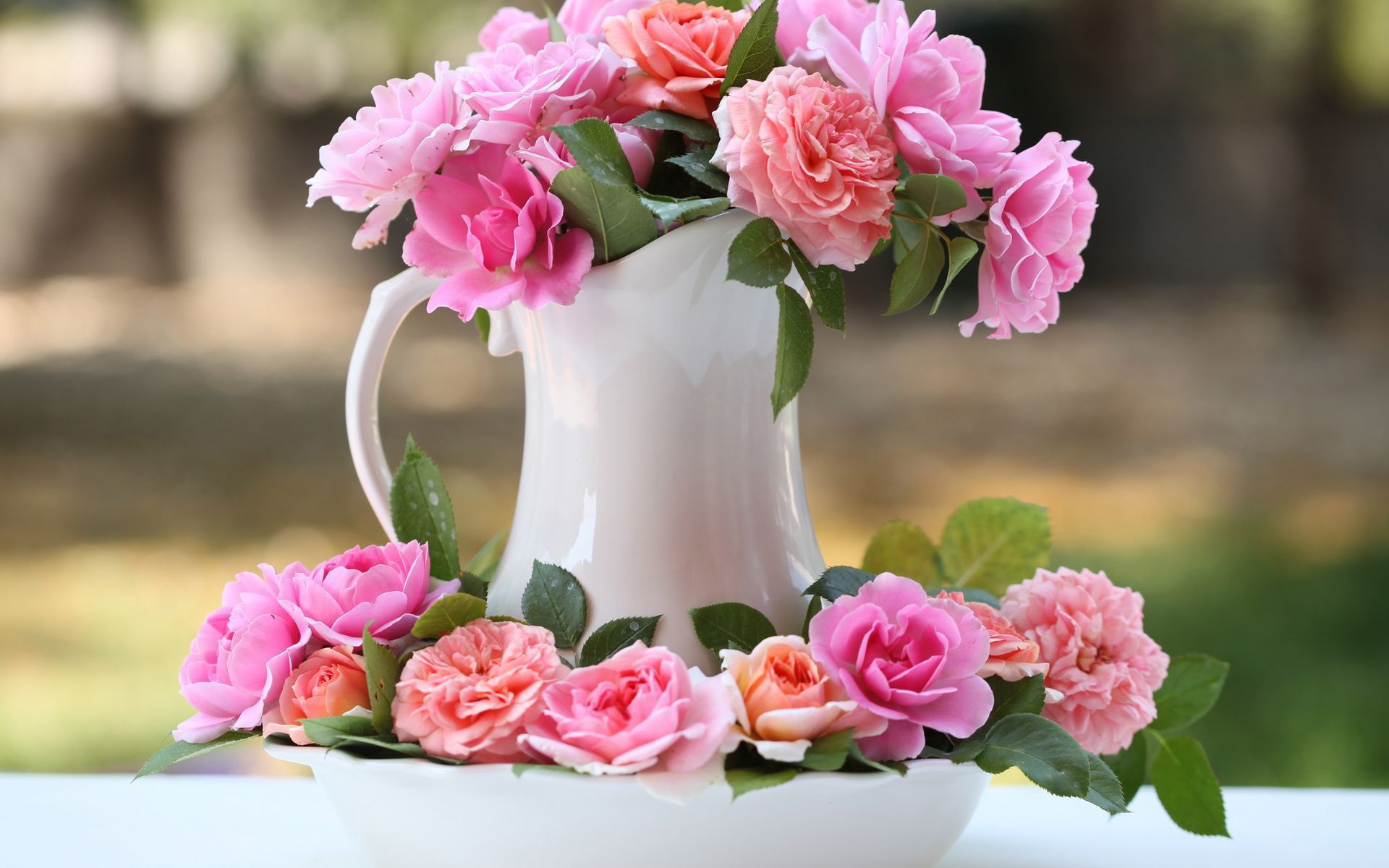 Букет в белом кувшине