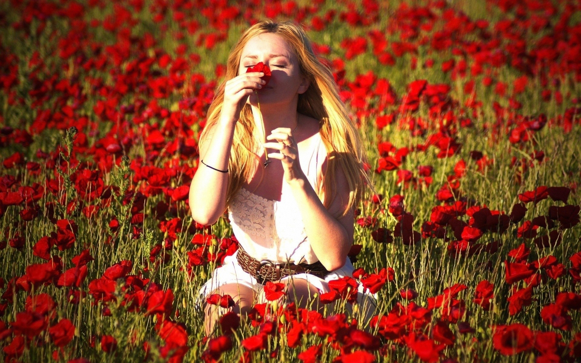 Девушка на маковом поле