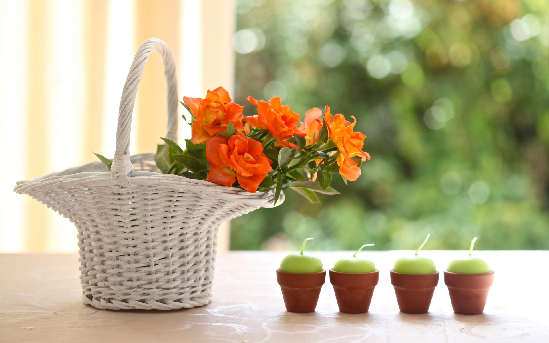 Букет цветов в белой корзине