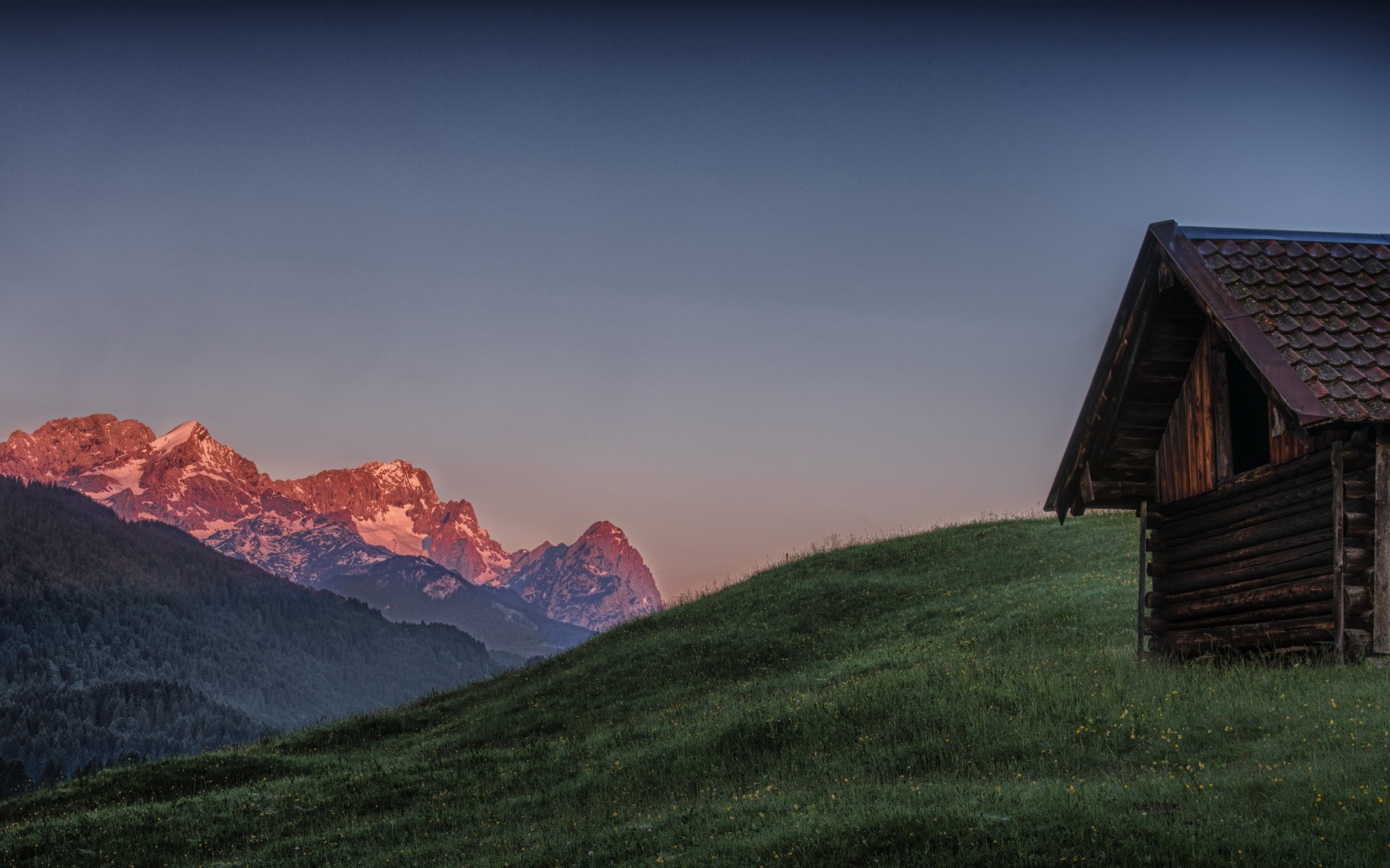 Старый деревянный дом в горах