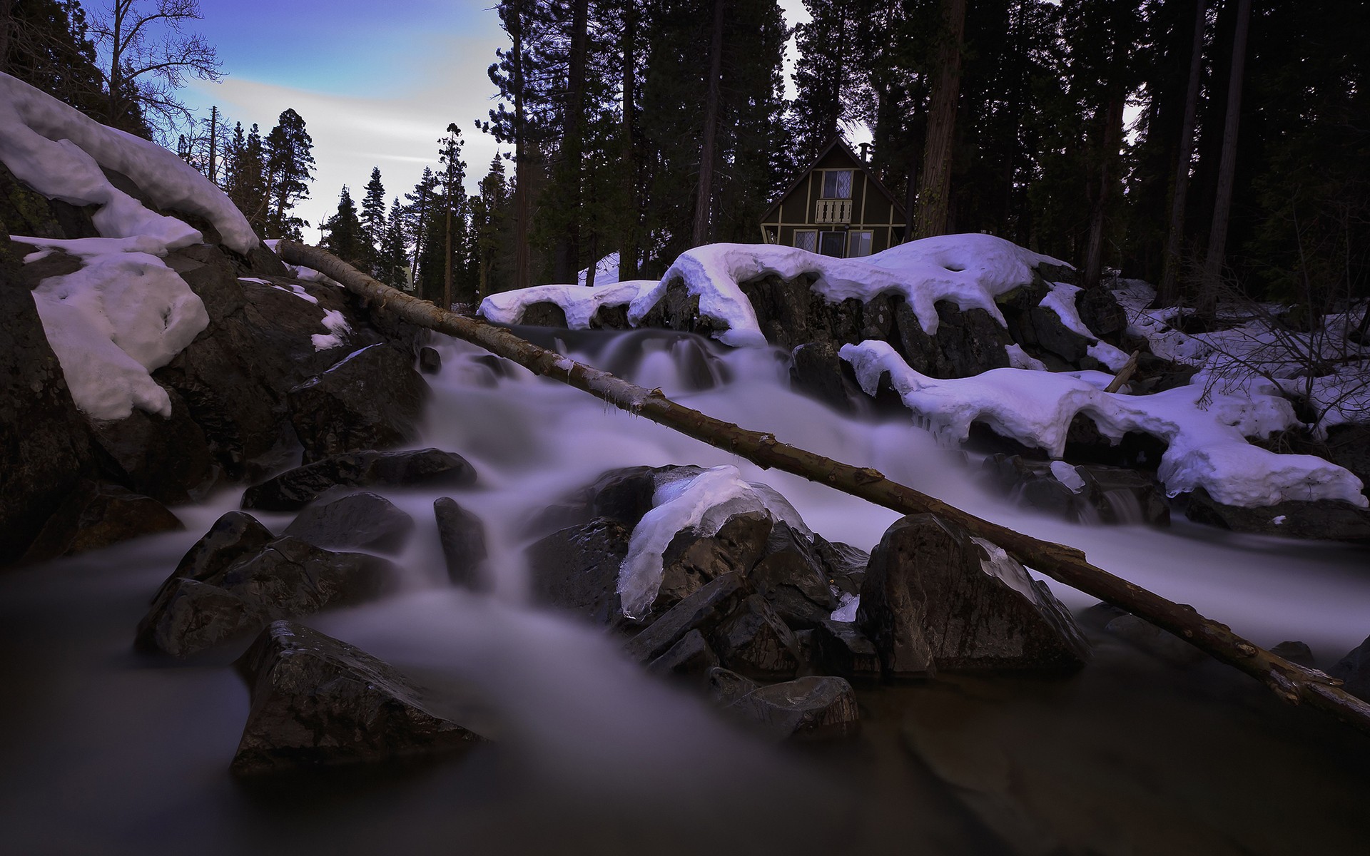 Дом у горной реки