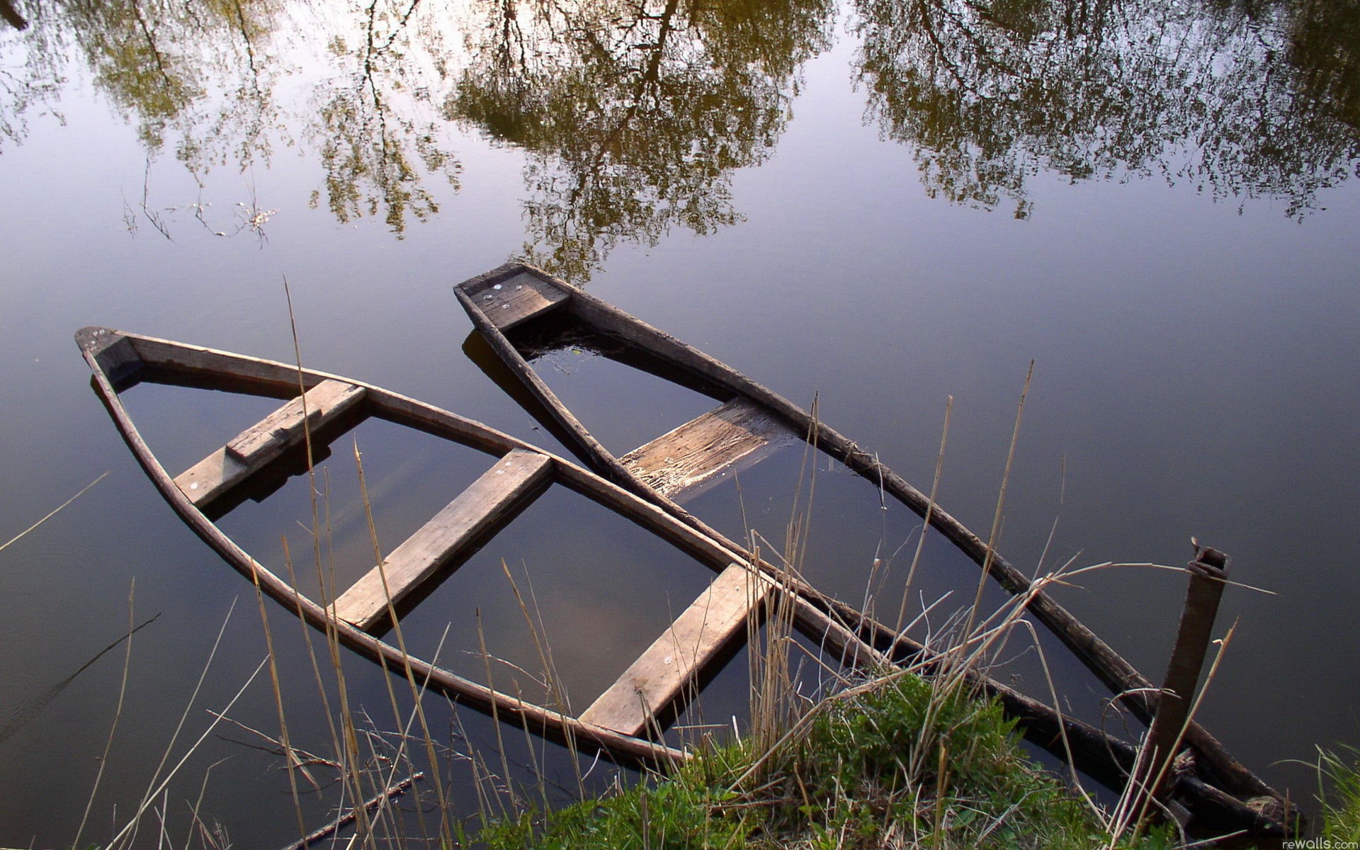 Утонувшие лодки на озере