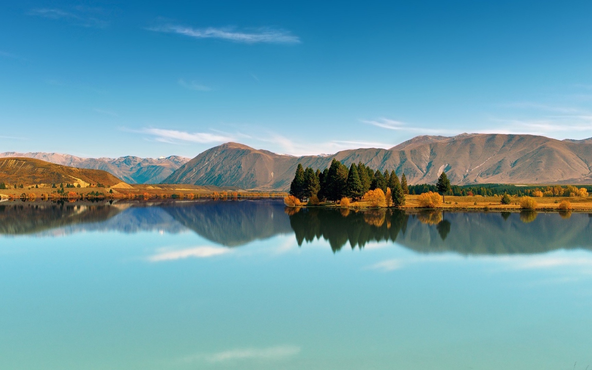 Синее небо отражается в озере