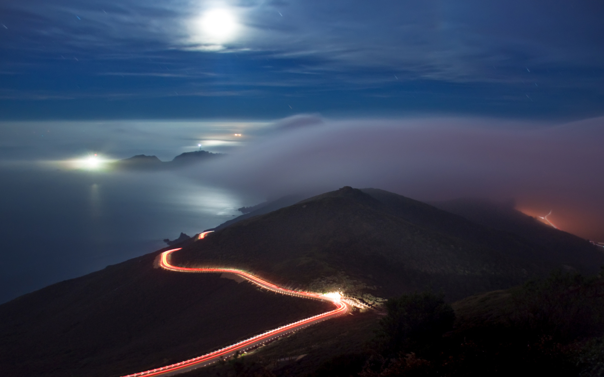 Светлая дорога вдоль моря