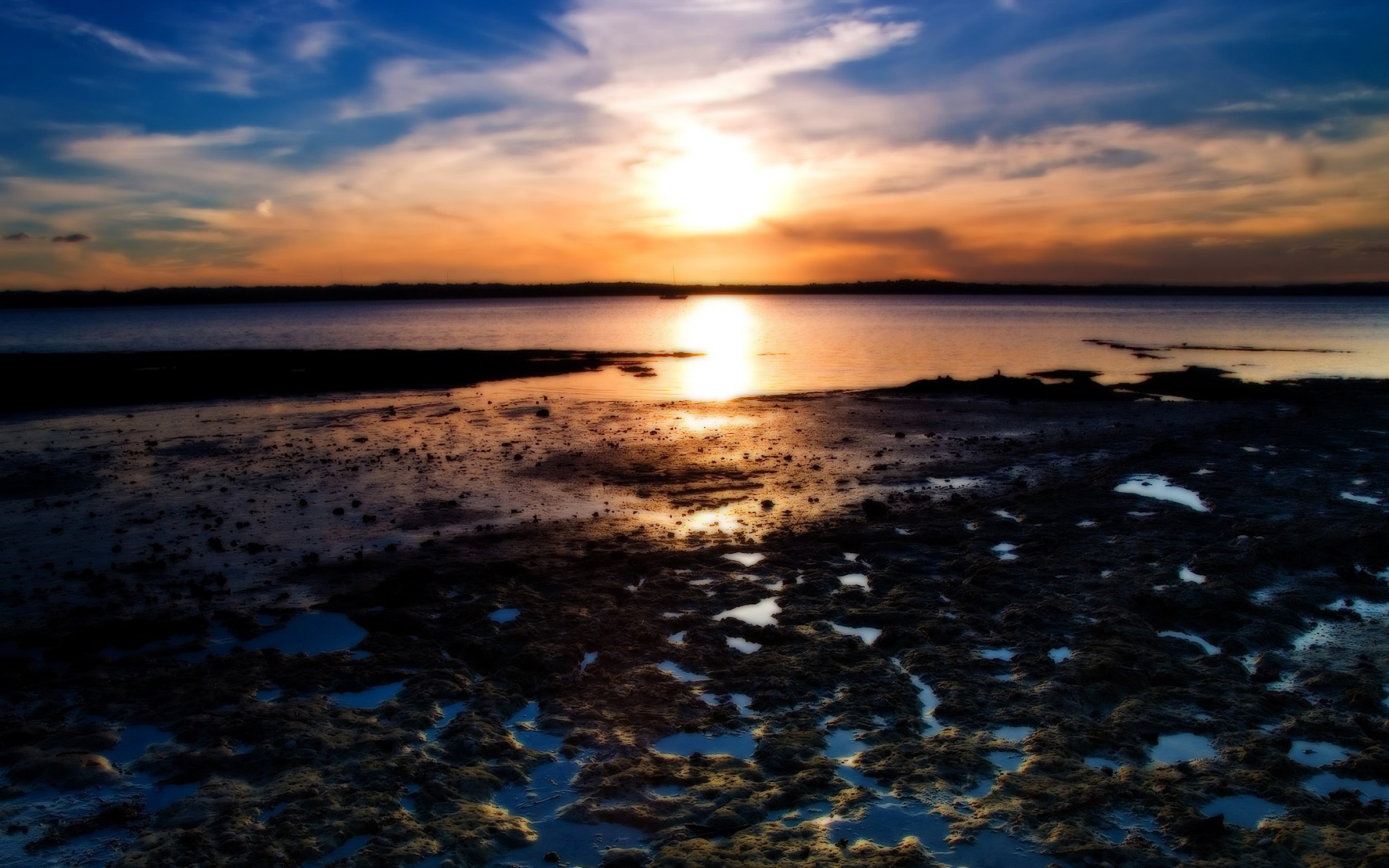 Закат на озере