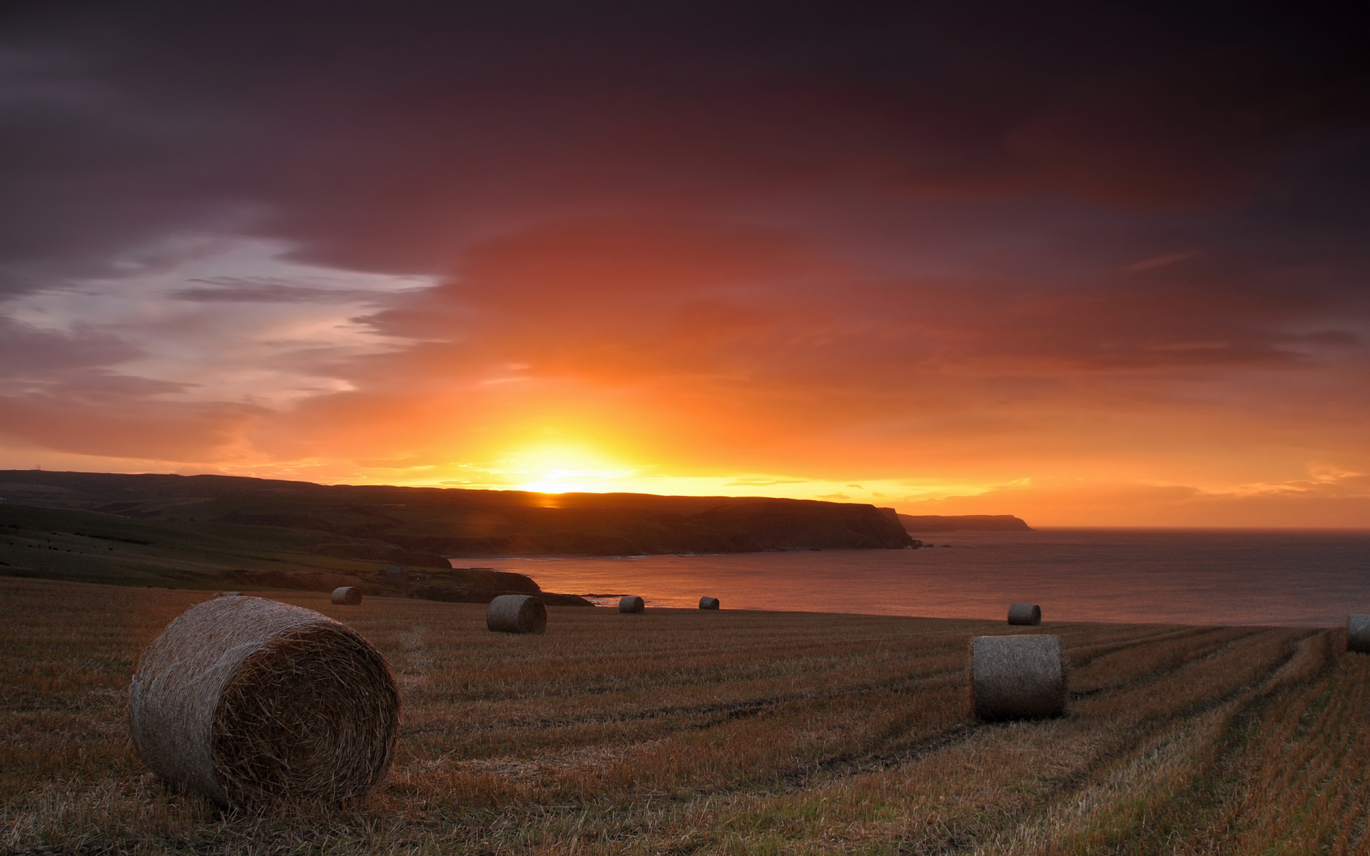 Закат на скошенном поле