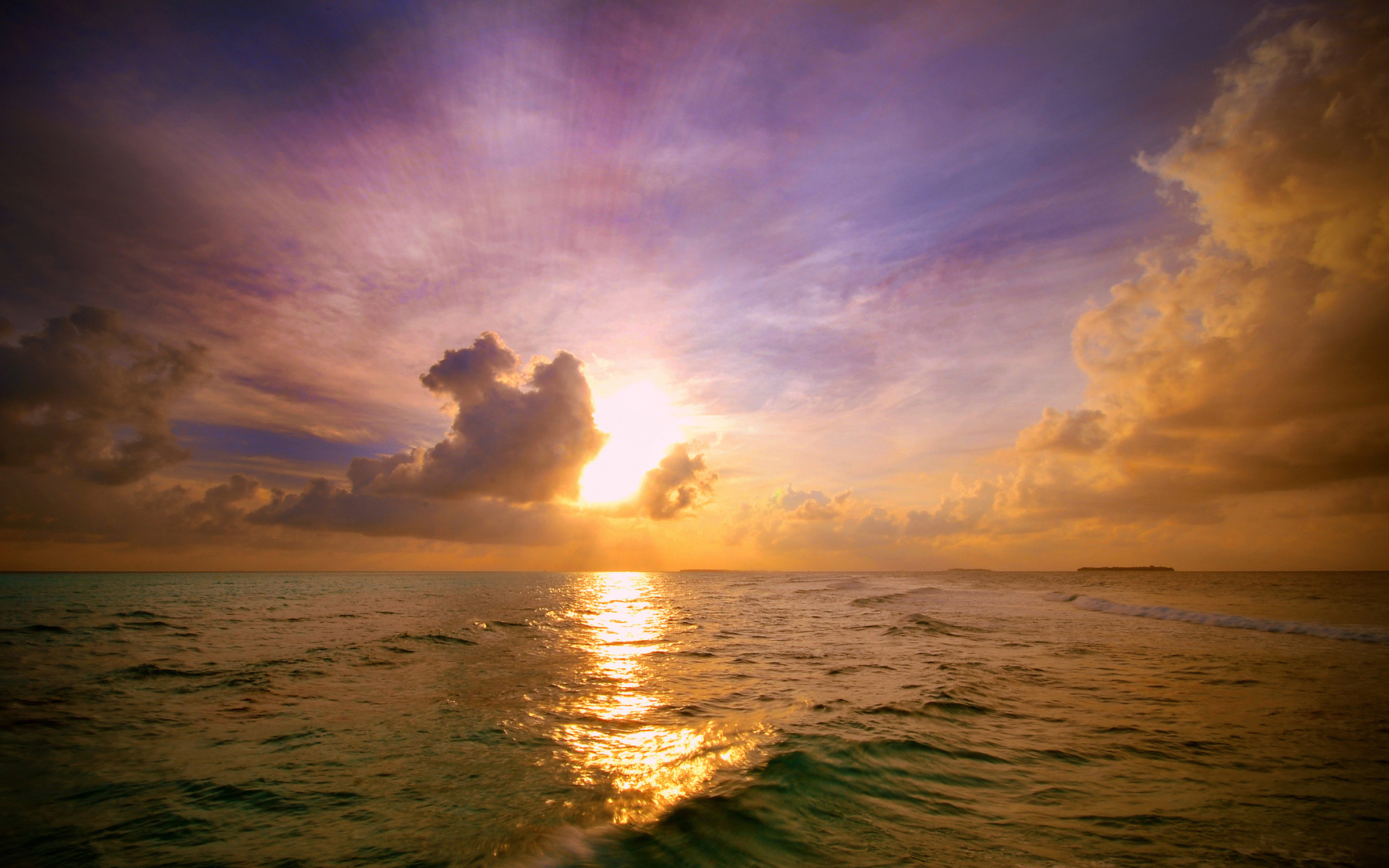 Закат над морскими волнами