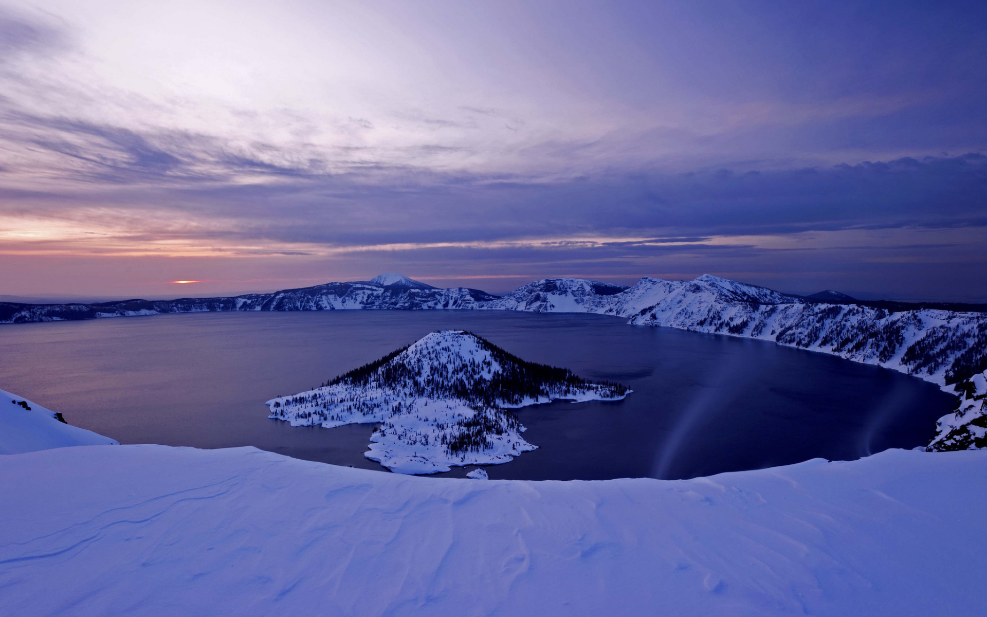 Озеро в кратере вулкана