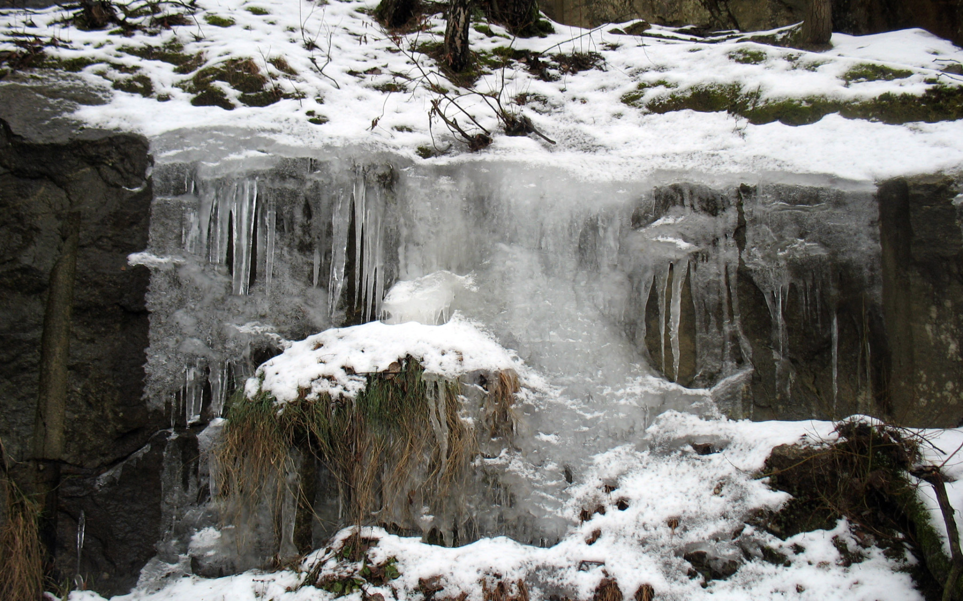 Замерзший водопад в России