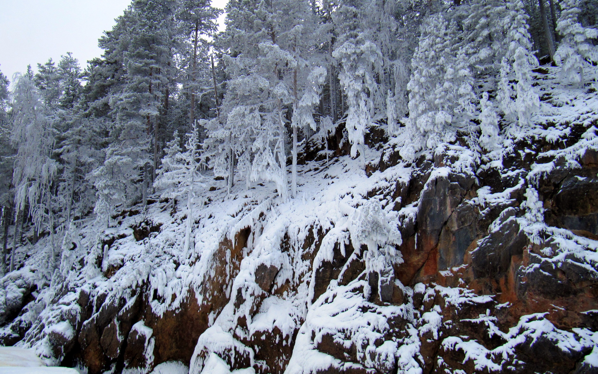 Замерзший водопад в Швеции