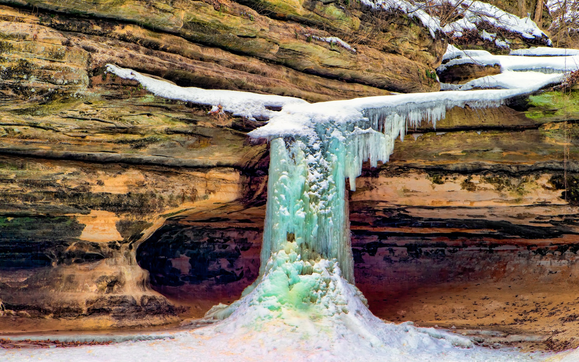 Замерзший водопад на скале