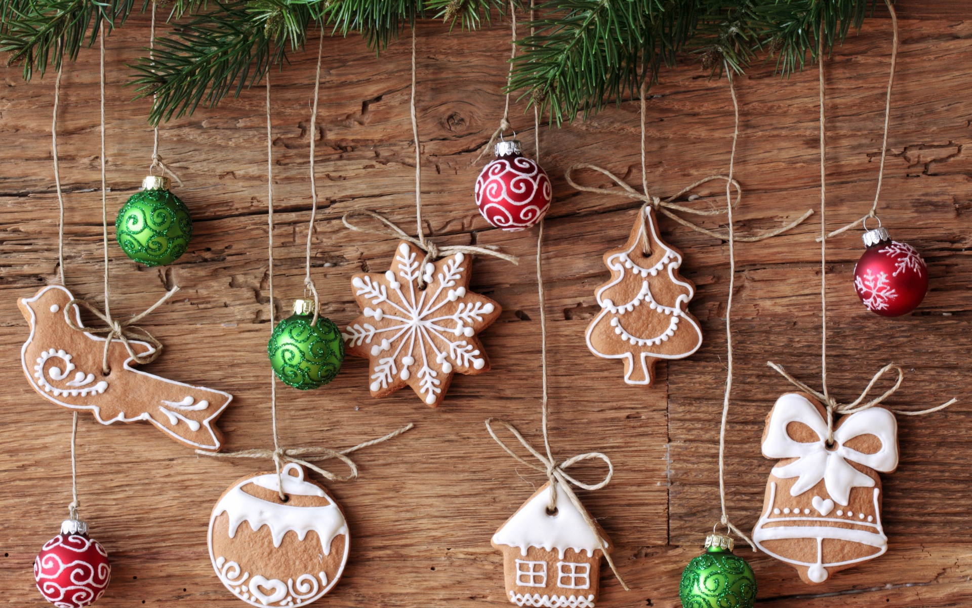 Печенье и игрушки на ветках елки