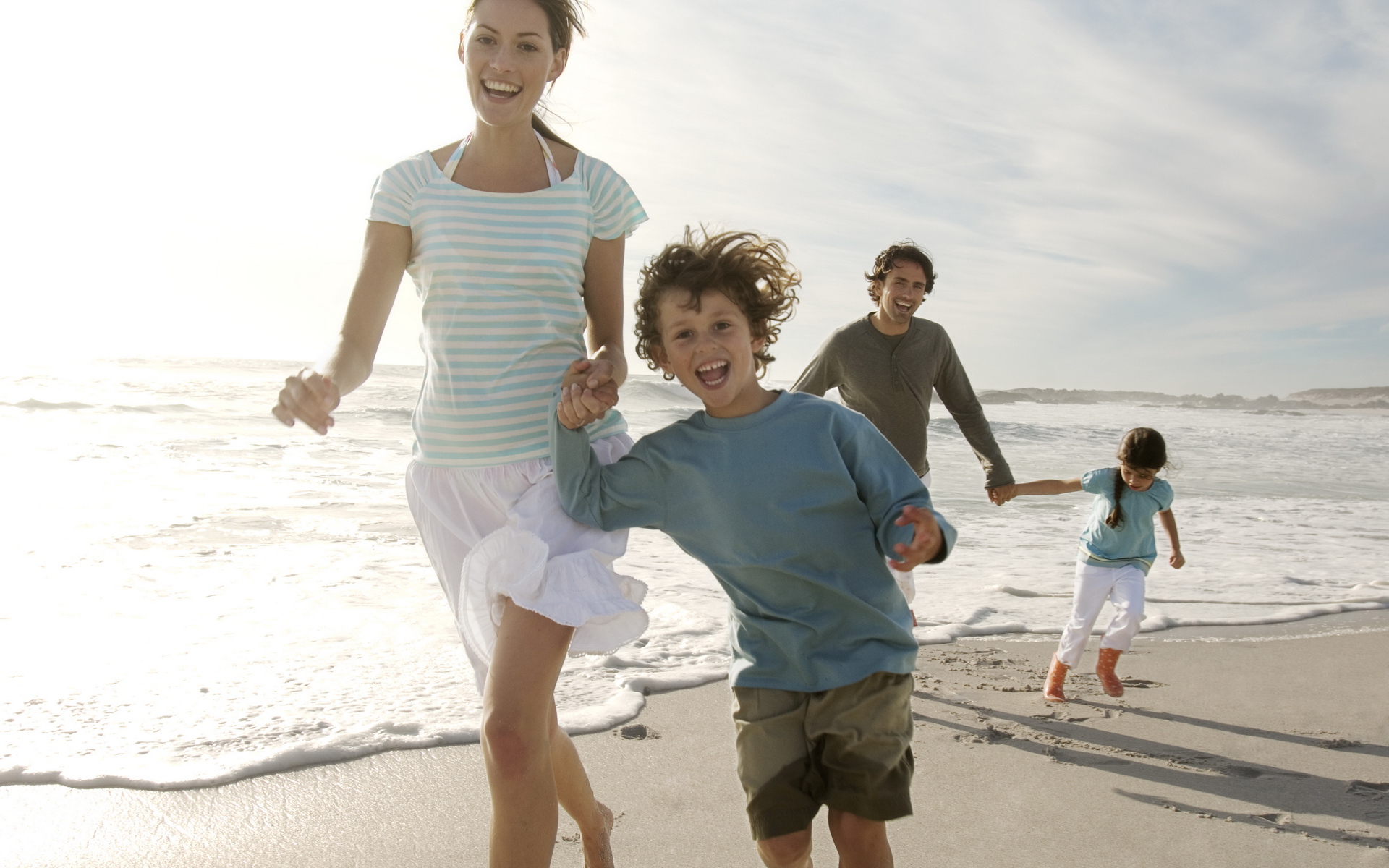 Семья гуляет на пляже