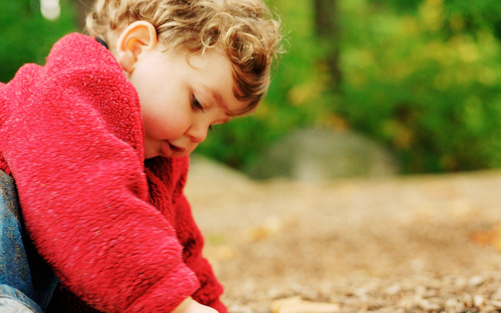 Ребенок играет