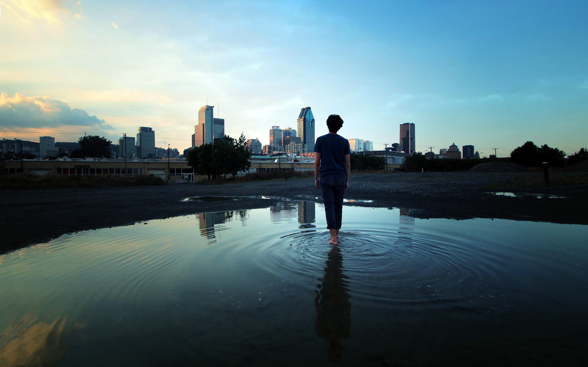 Человек идет по воде