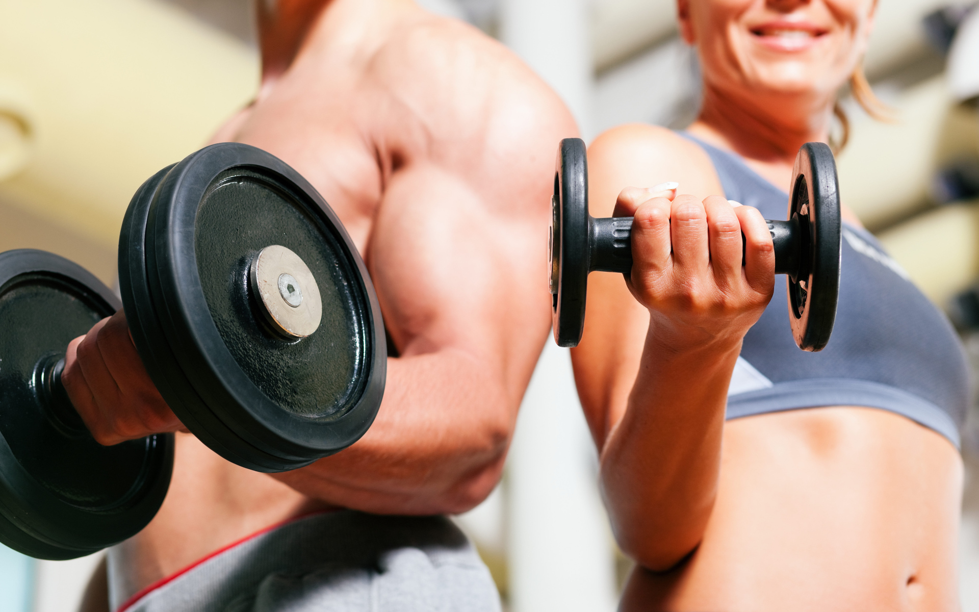 Пара занимается фитнесом