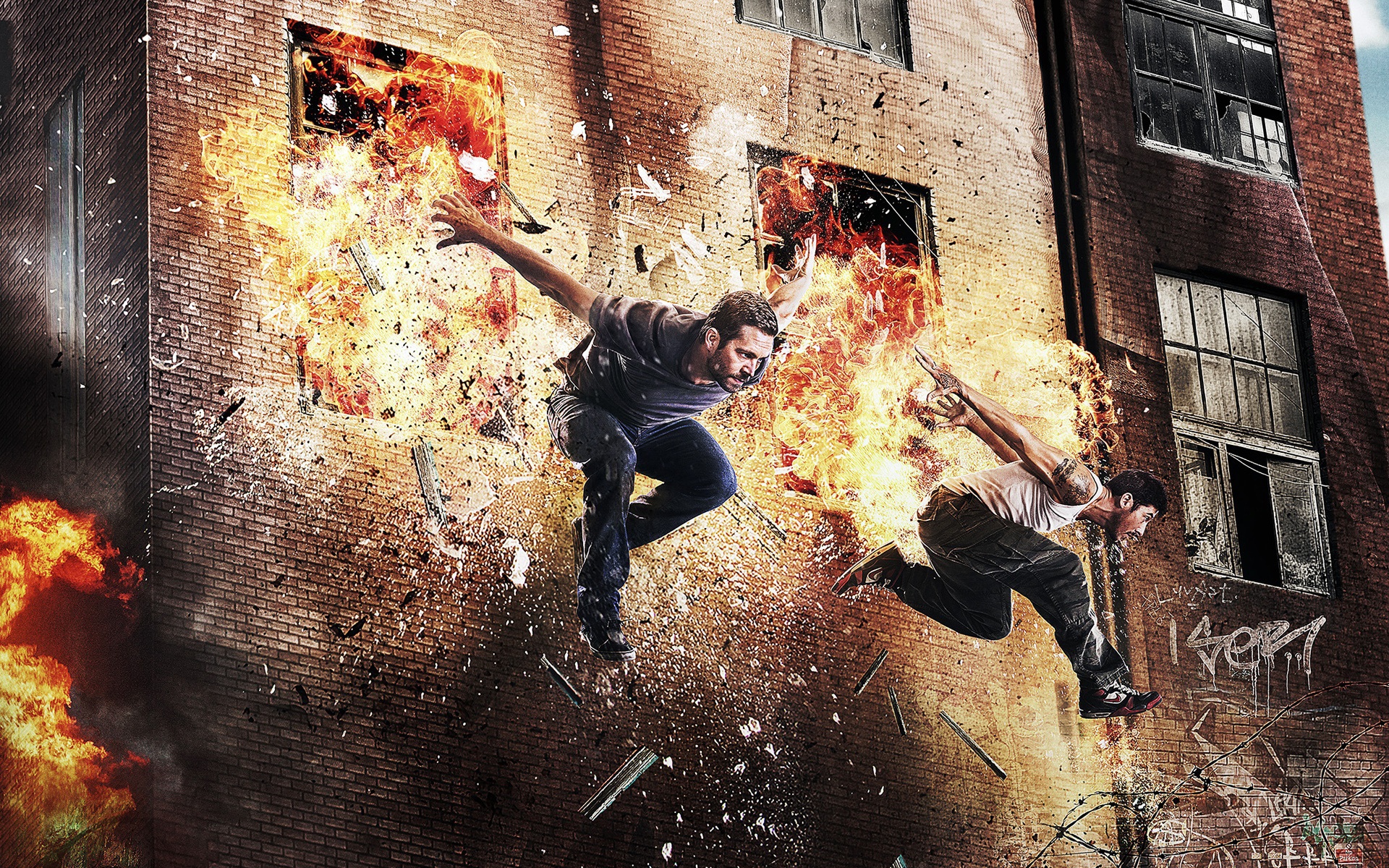 Паркурщики на фоне взрыва