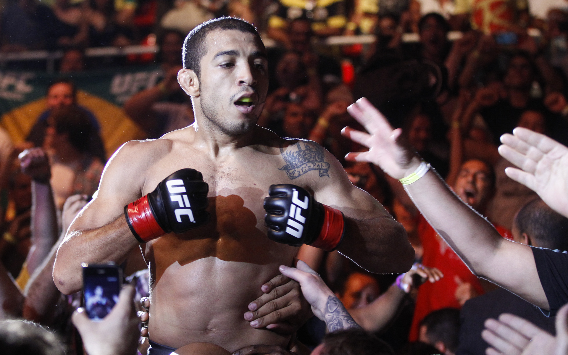 Популярный UFC боец Хосе Альдо