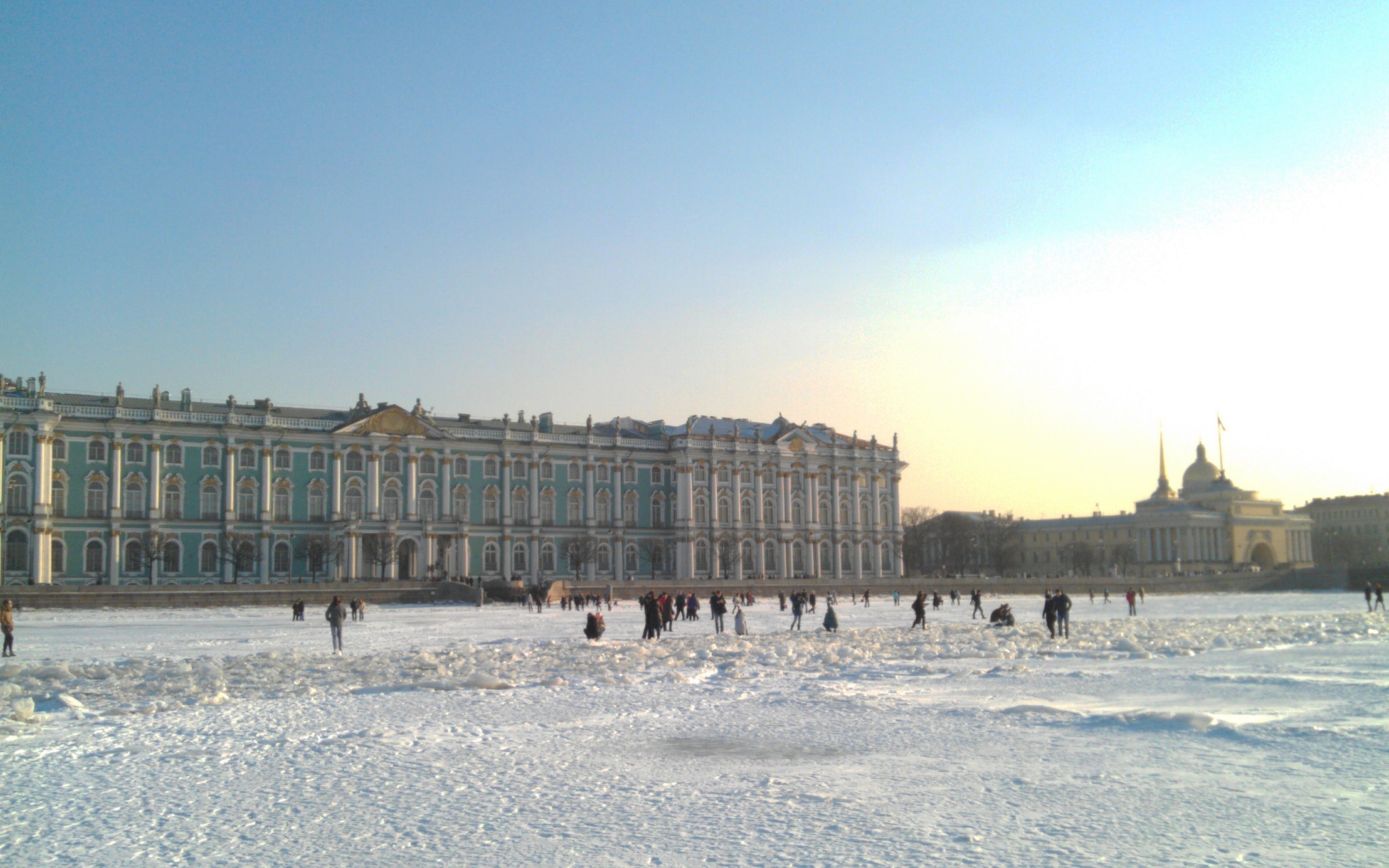 Снег в Санкт-Петербурге вокруг Эрмитажа