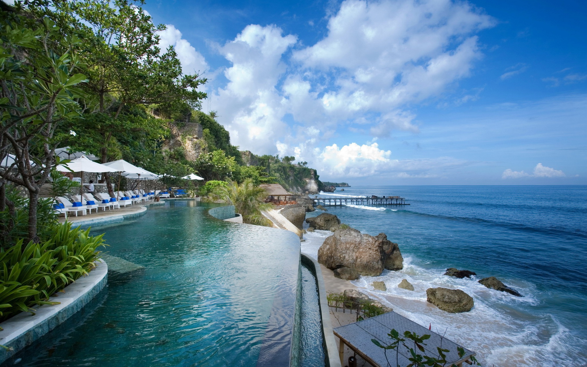 Бассейн у берега на Бали