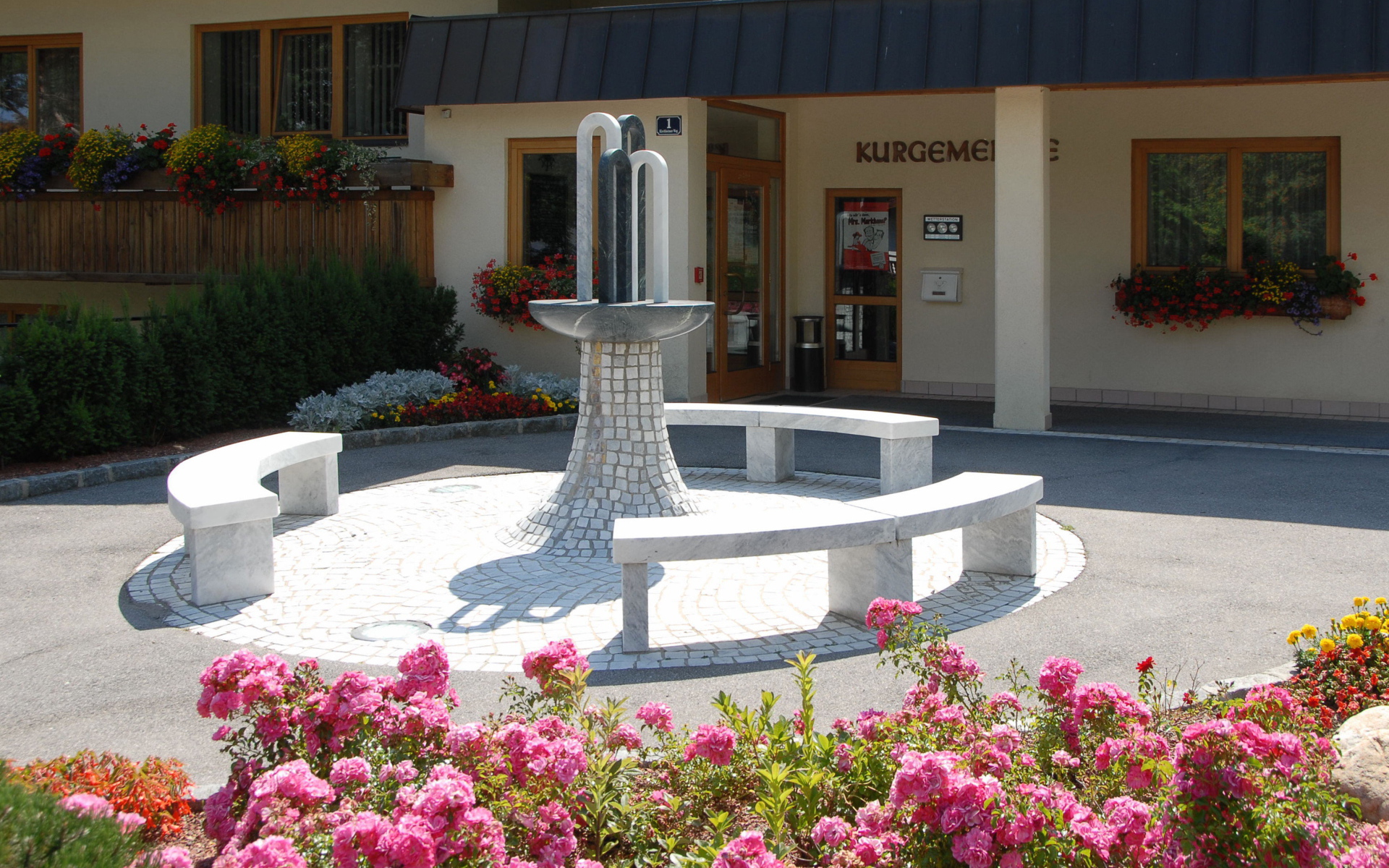 Клумба на горнолыжном курорте Бад Кляйнкирххайм, Австрия