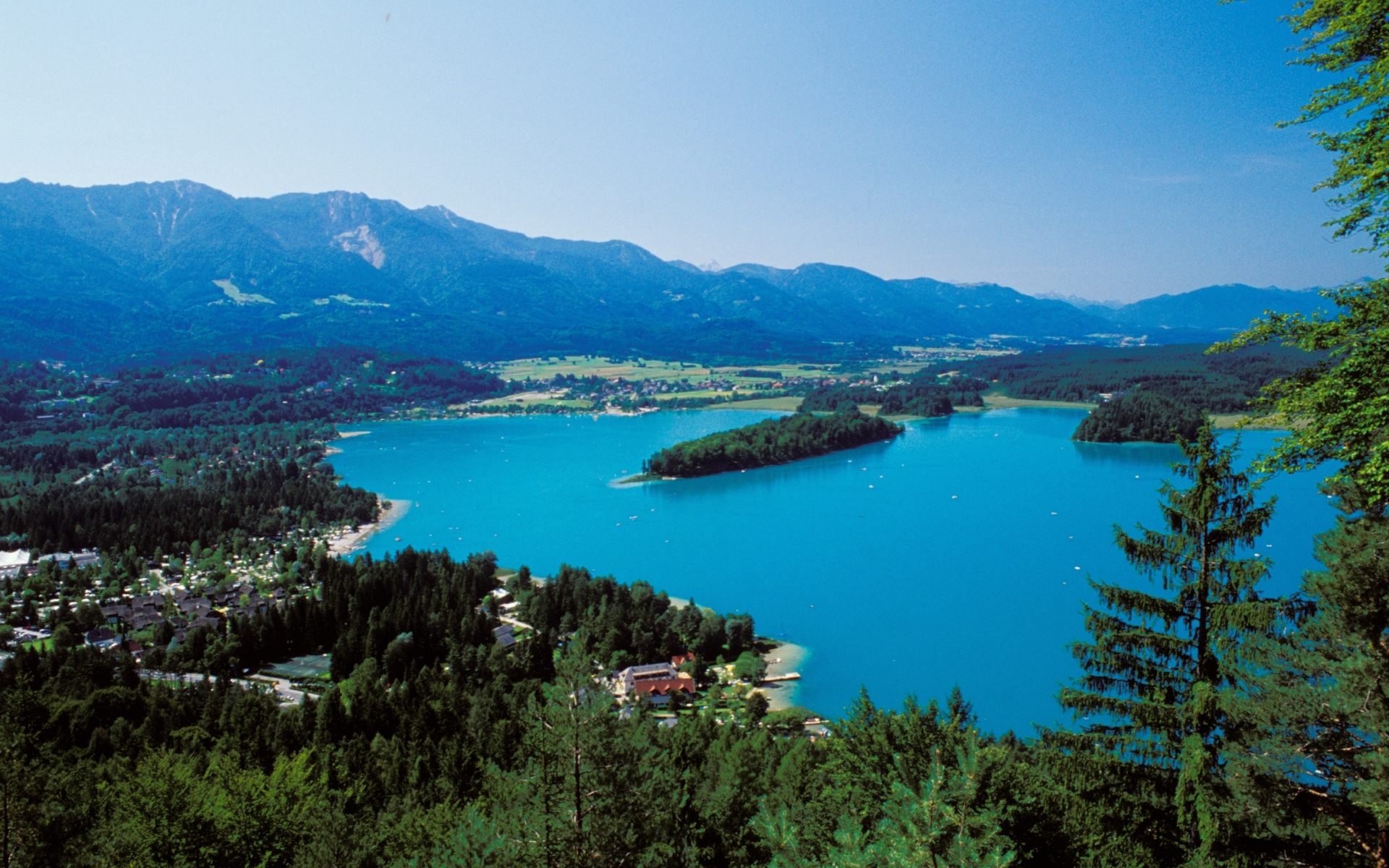 Красивое озеро на курорте Фаакер-Зее, Австрия