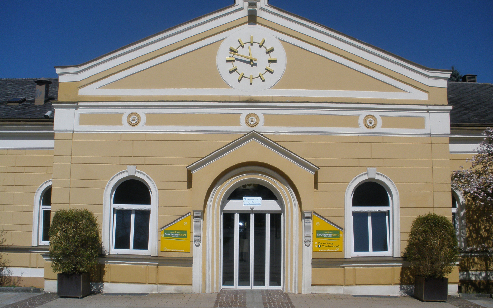 Здание с часами на курорте Бад Халль, Австрия