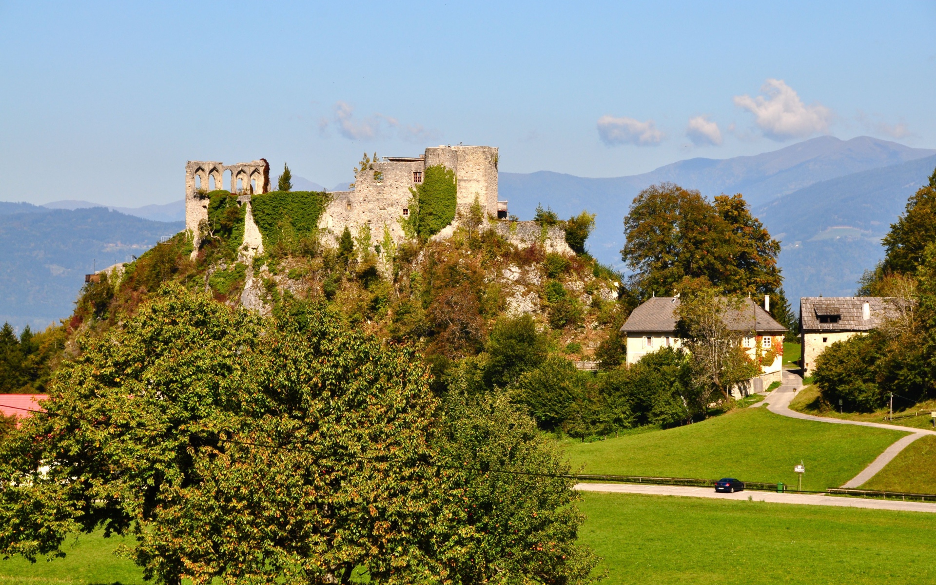 Развалины замка на курорте Фаакер-Зее, Австрия