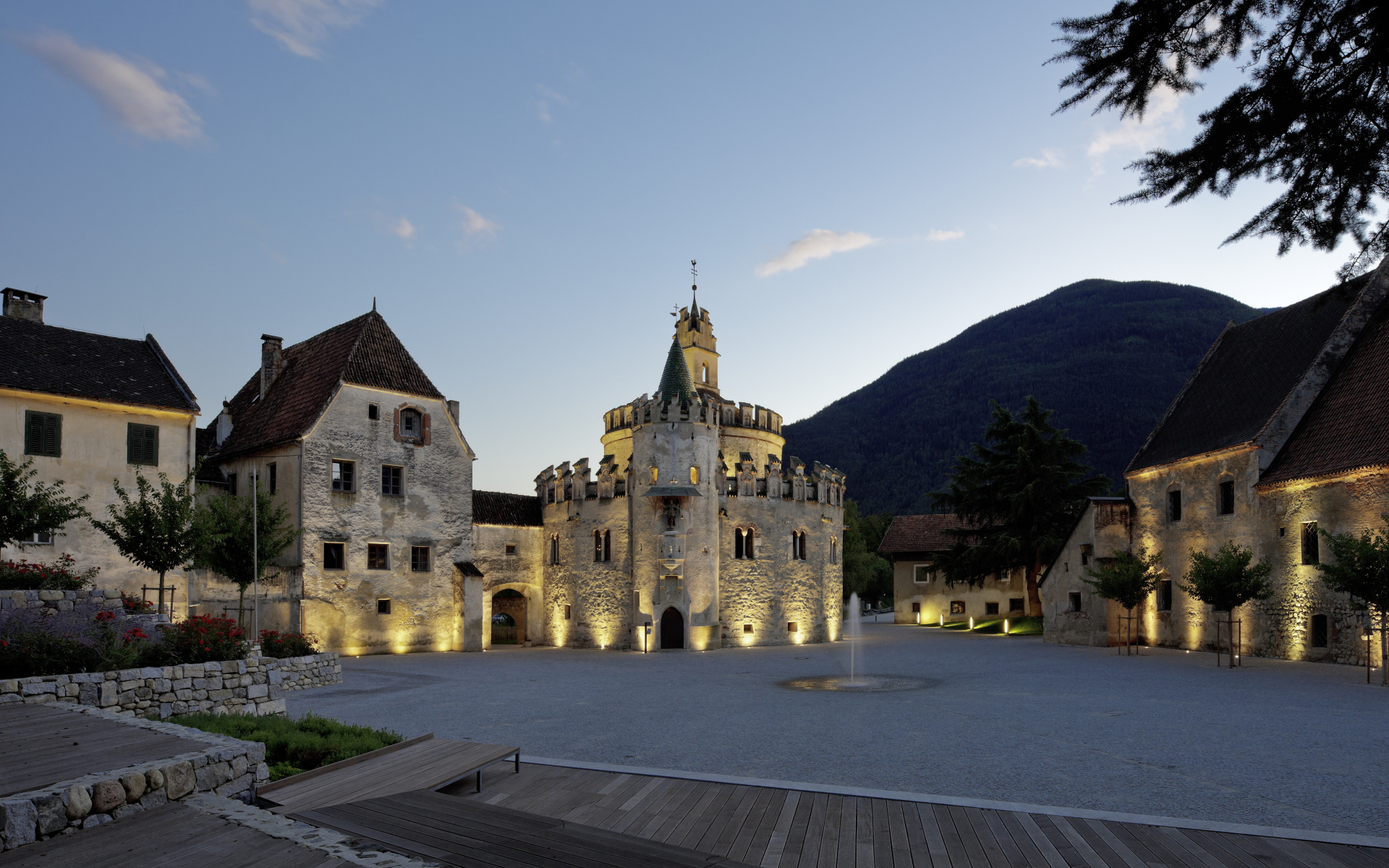 Вечерние огни в городе Нойштифт, Австрия