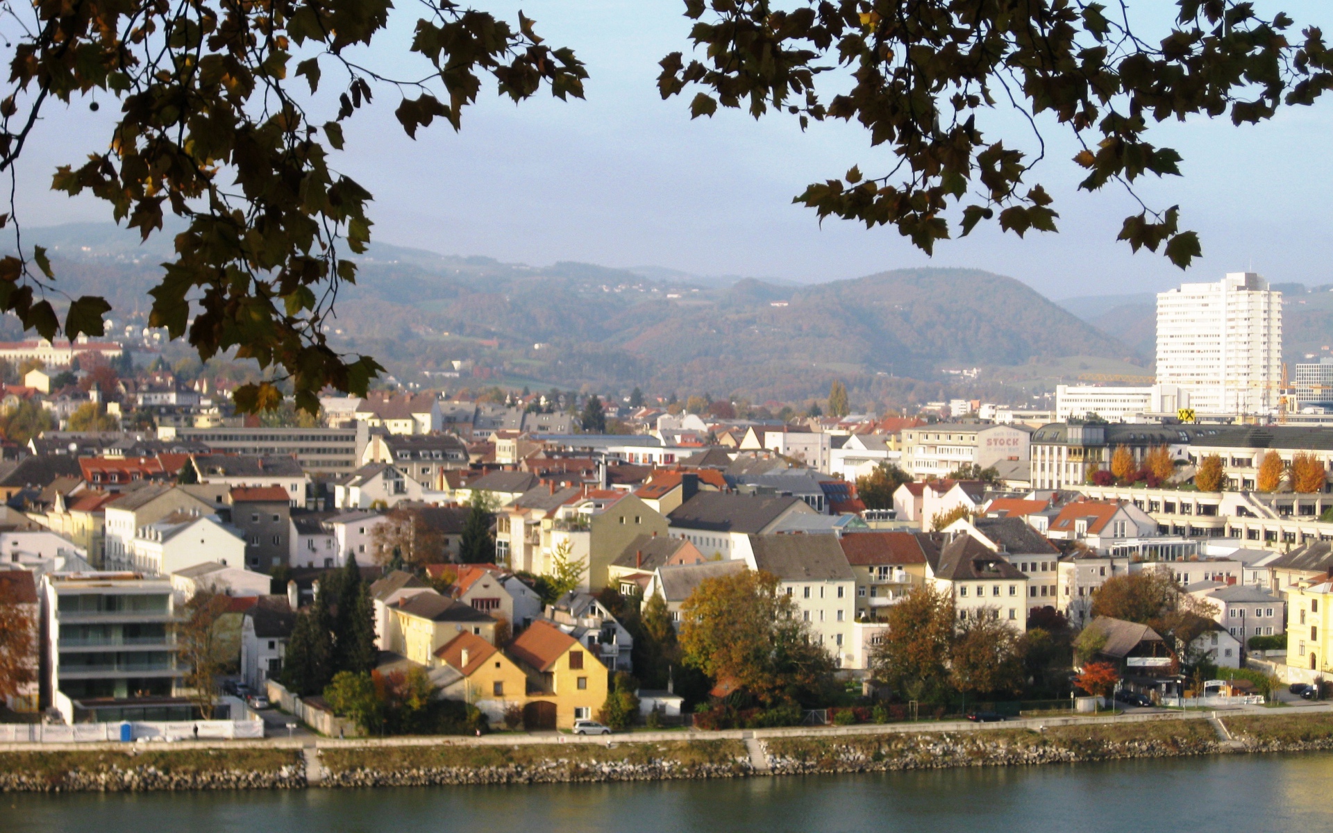 Дома на набережной в городе Линц, Австрия
