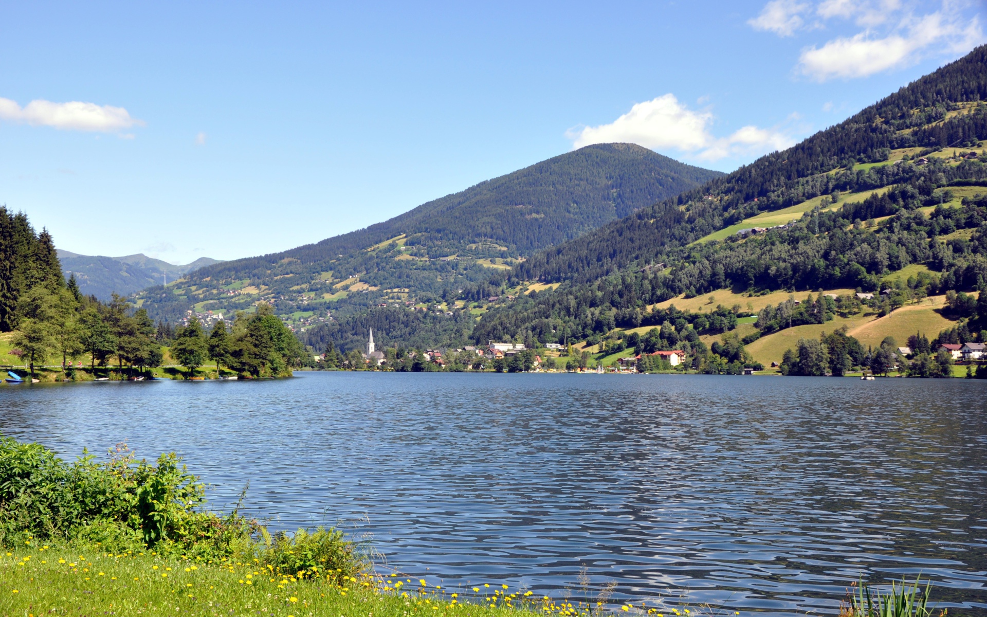 Озеро Клопайнер Зее на фоне гор, Австрия