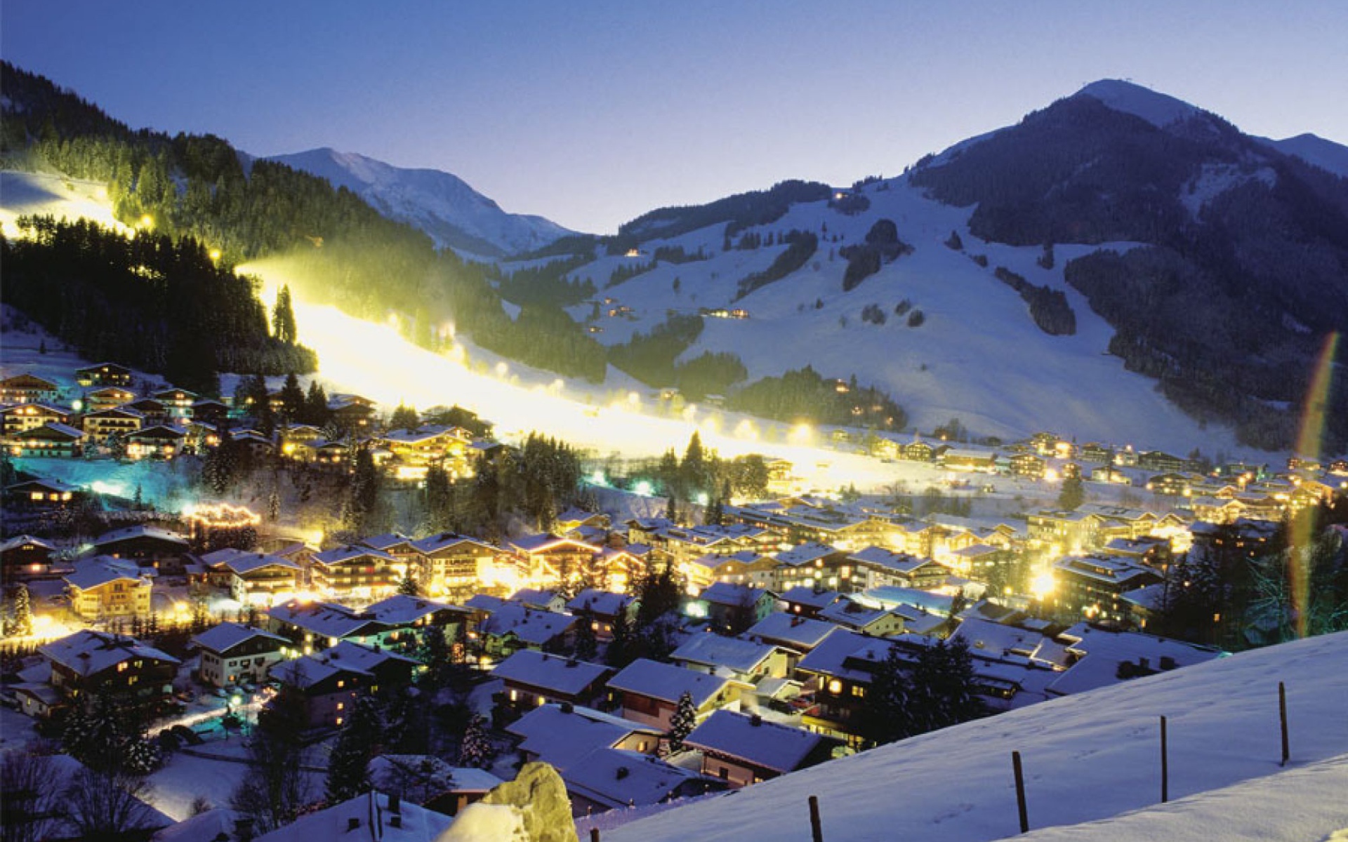 Ночные огни на горнолыжном курорте Заальбах Хинтерглем, Австрия