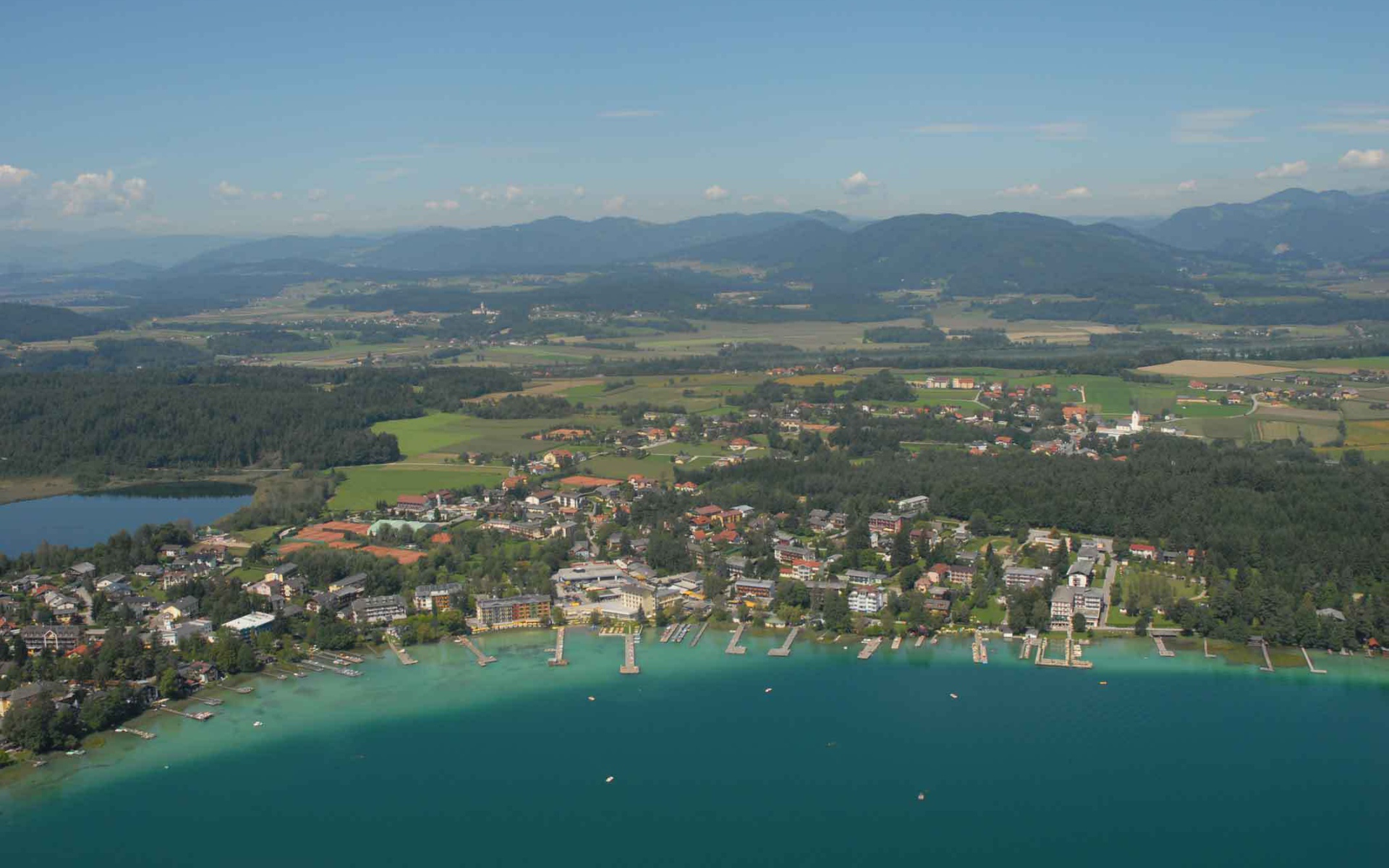 Панорама курорта на озере Клопайнер Зее, Австрия