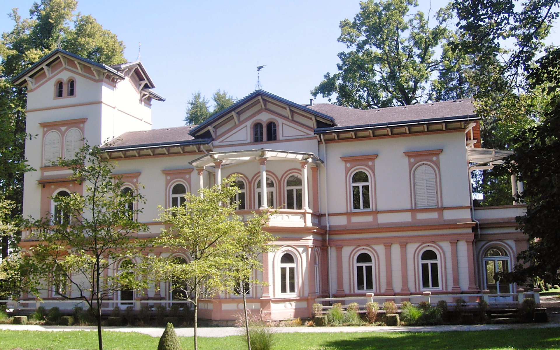 Розовое здание на курорте Бад Халль, Австрия