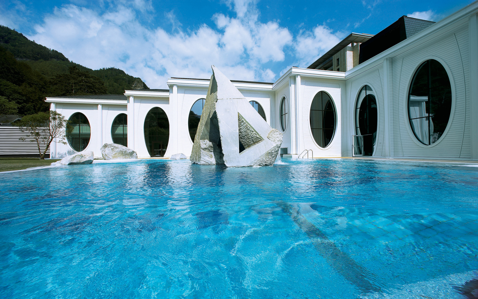 Скульптура в бассейне на курорте Бад Лойперсдорф, Австрия