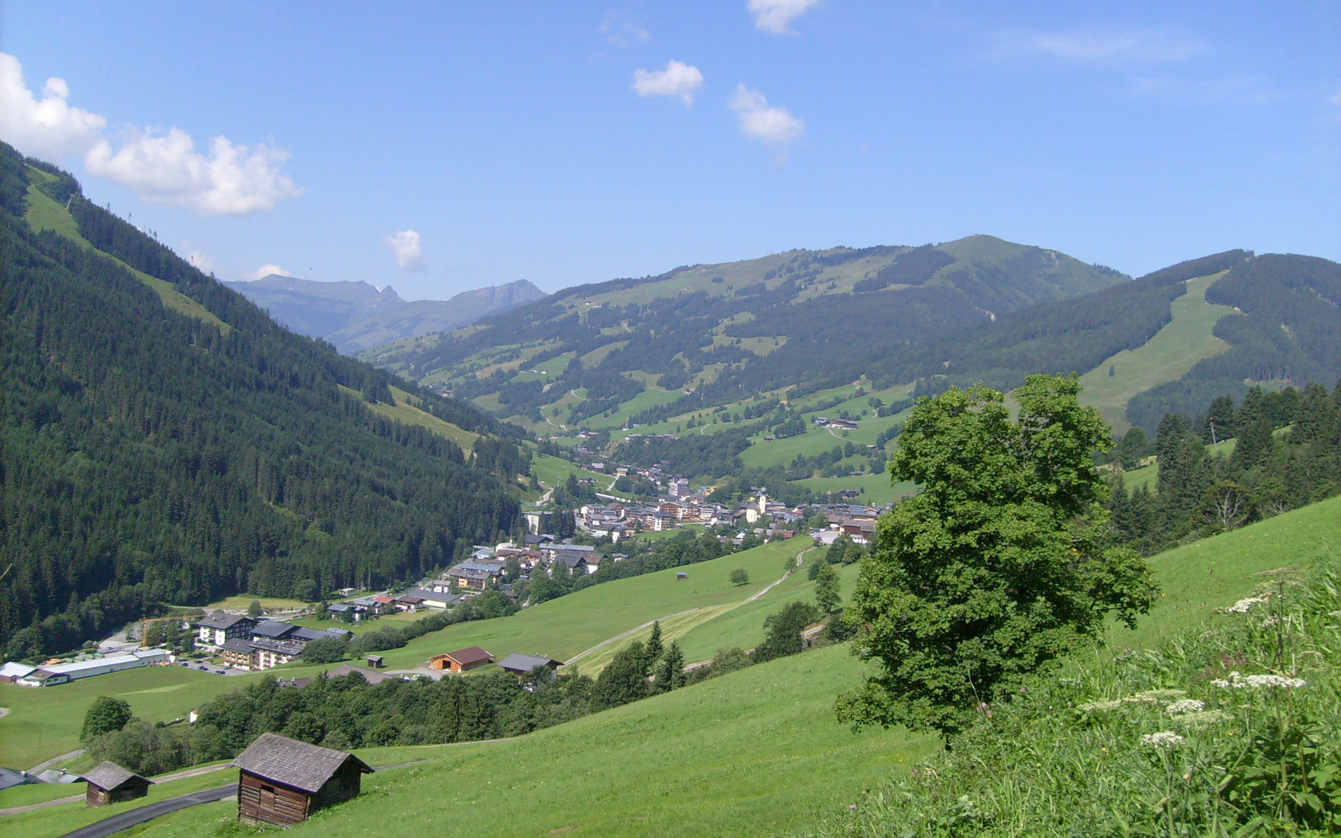 Летний вид на горнолыжном курорте Заальбах Хинтерглем, Австрия