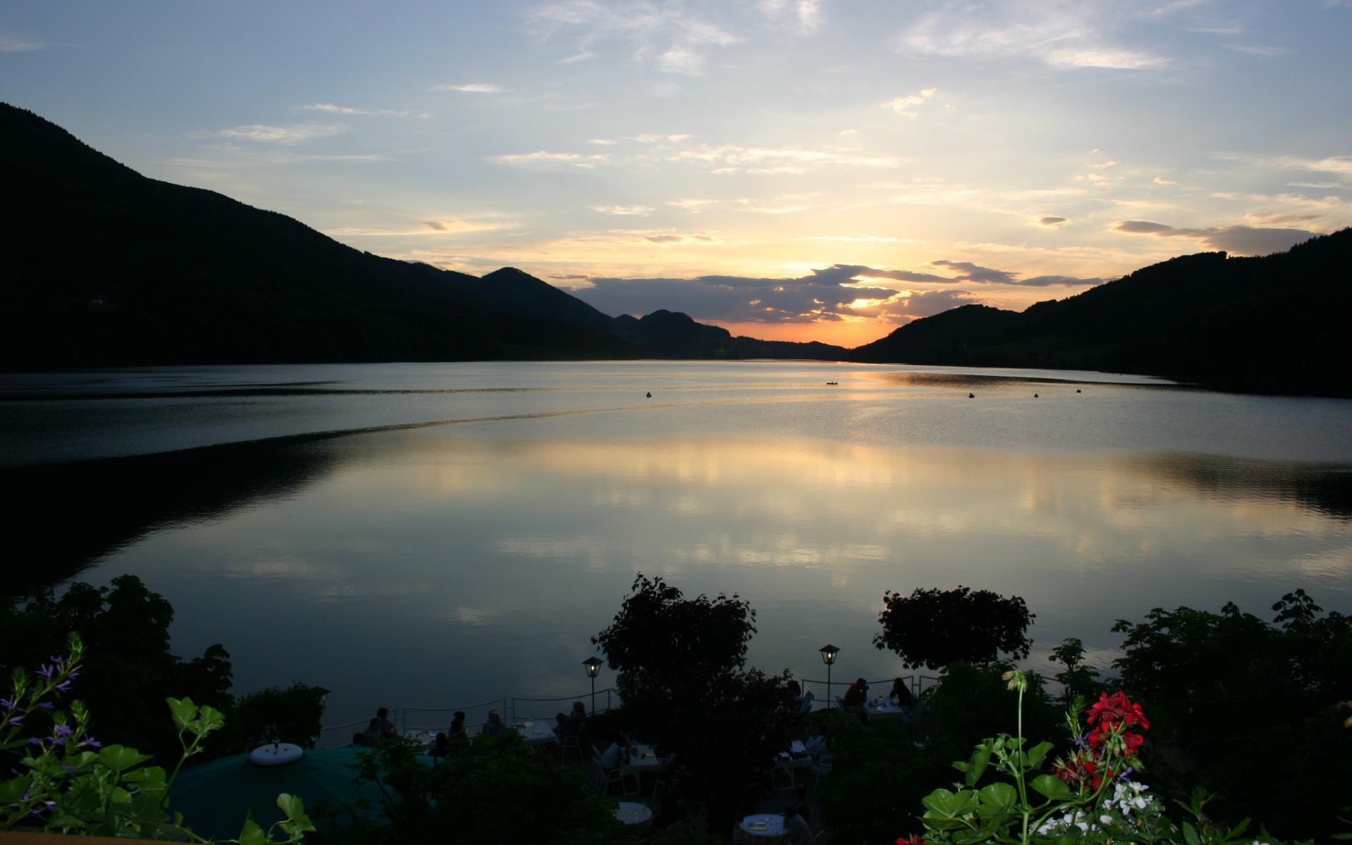 Закат над озером на курорте Бад Татцмансдорф, Австрия