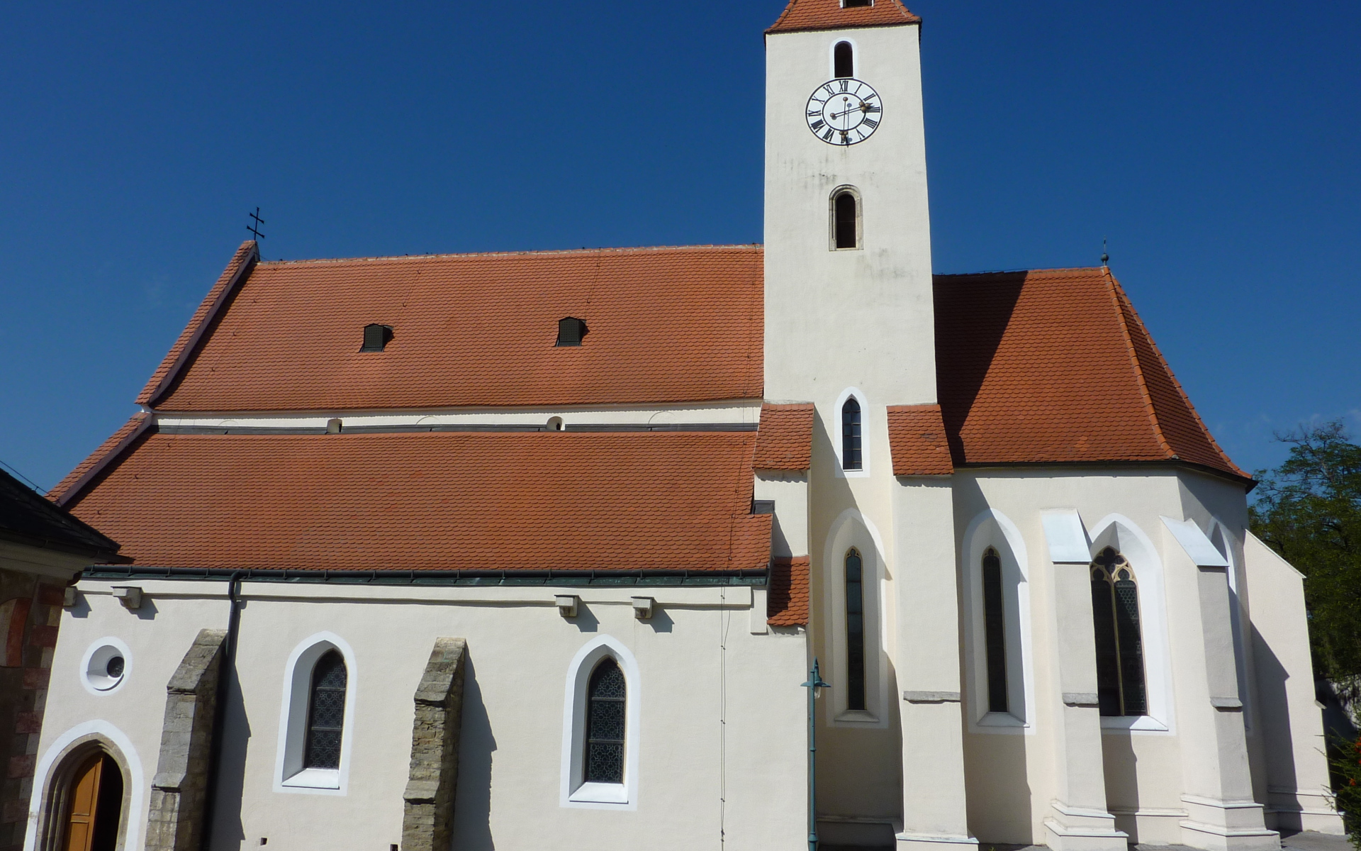 Здание с часами в городе Лэнгенфельд, Австрия