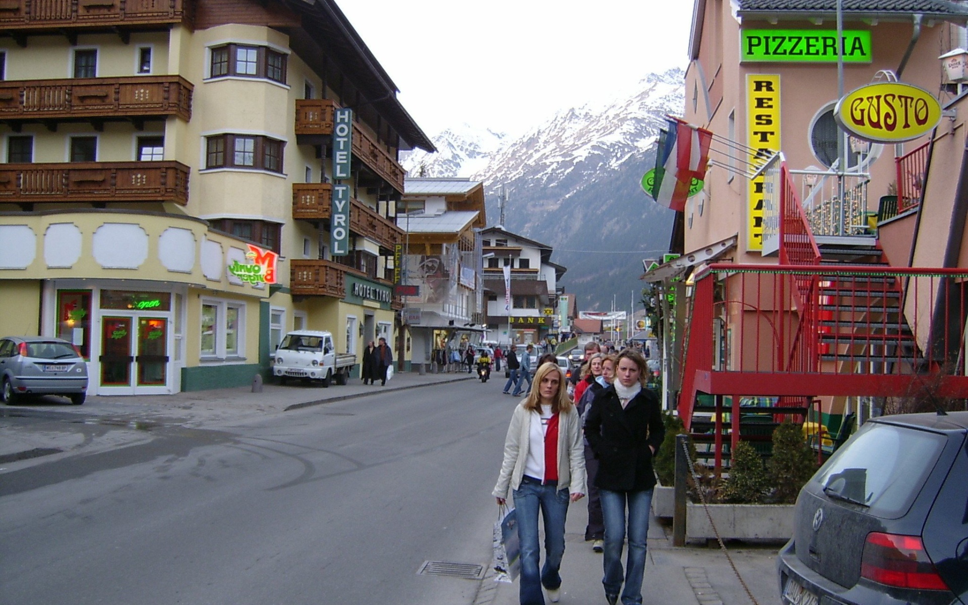 Прогулка по улице на горнолыжном курорте Зёльден, Австрия
