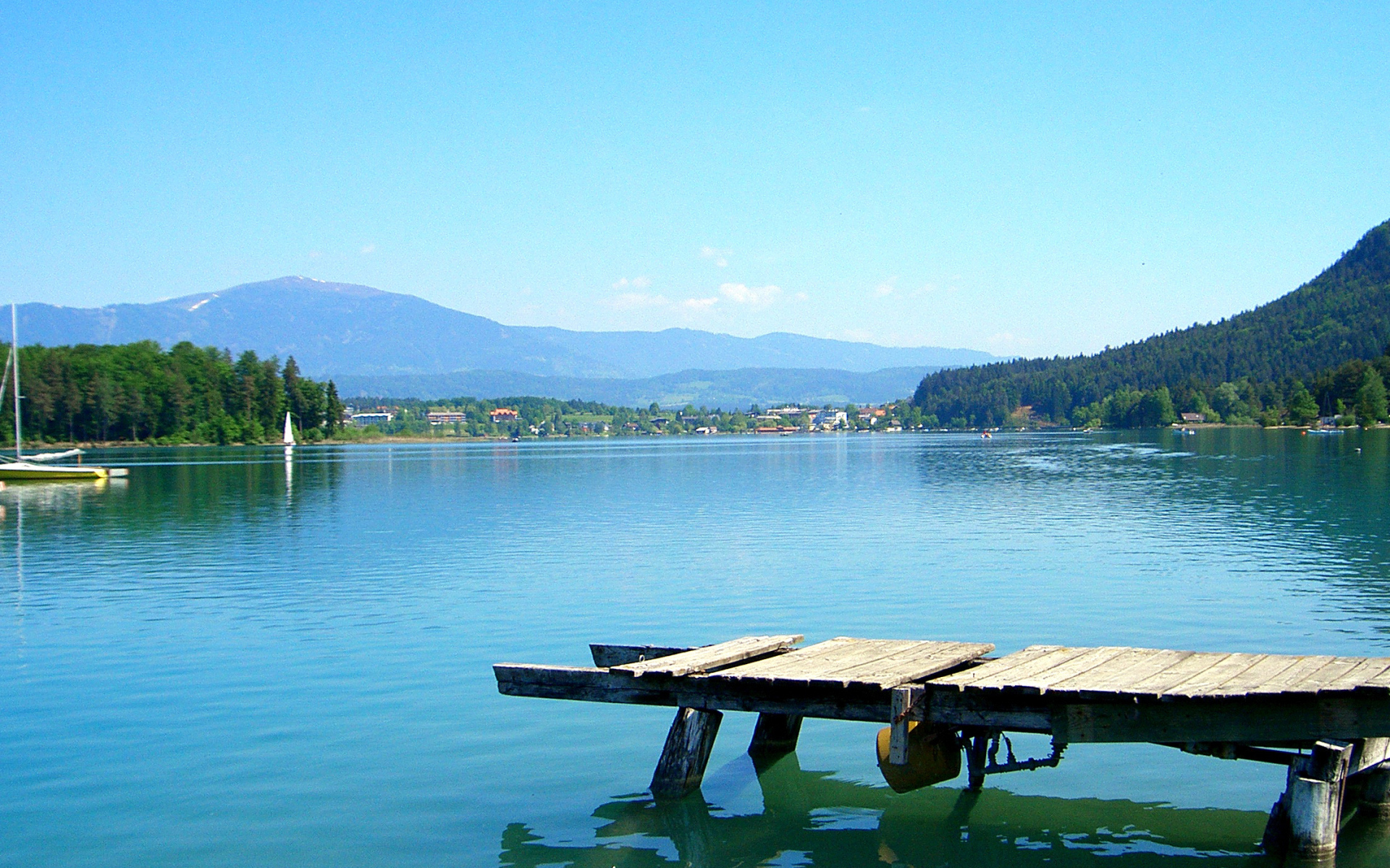 Деревянный причал на озере Клопайнер Зее, Австрия