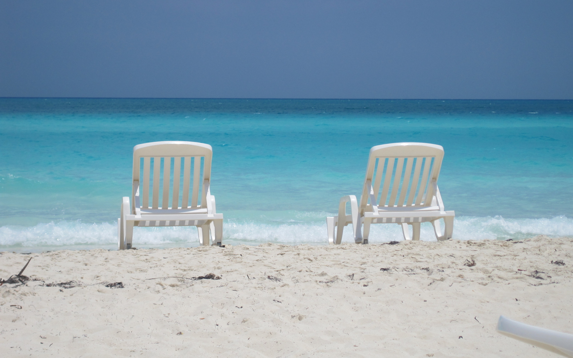 Лежаки на пляже на курорте Кайо Санта Мария, Куба