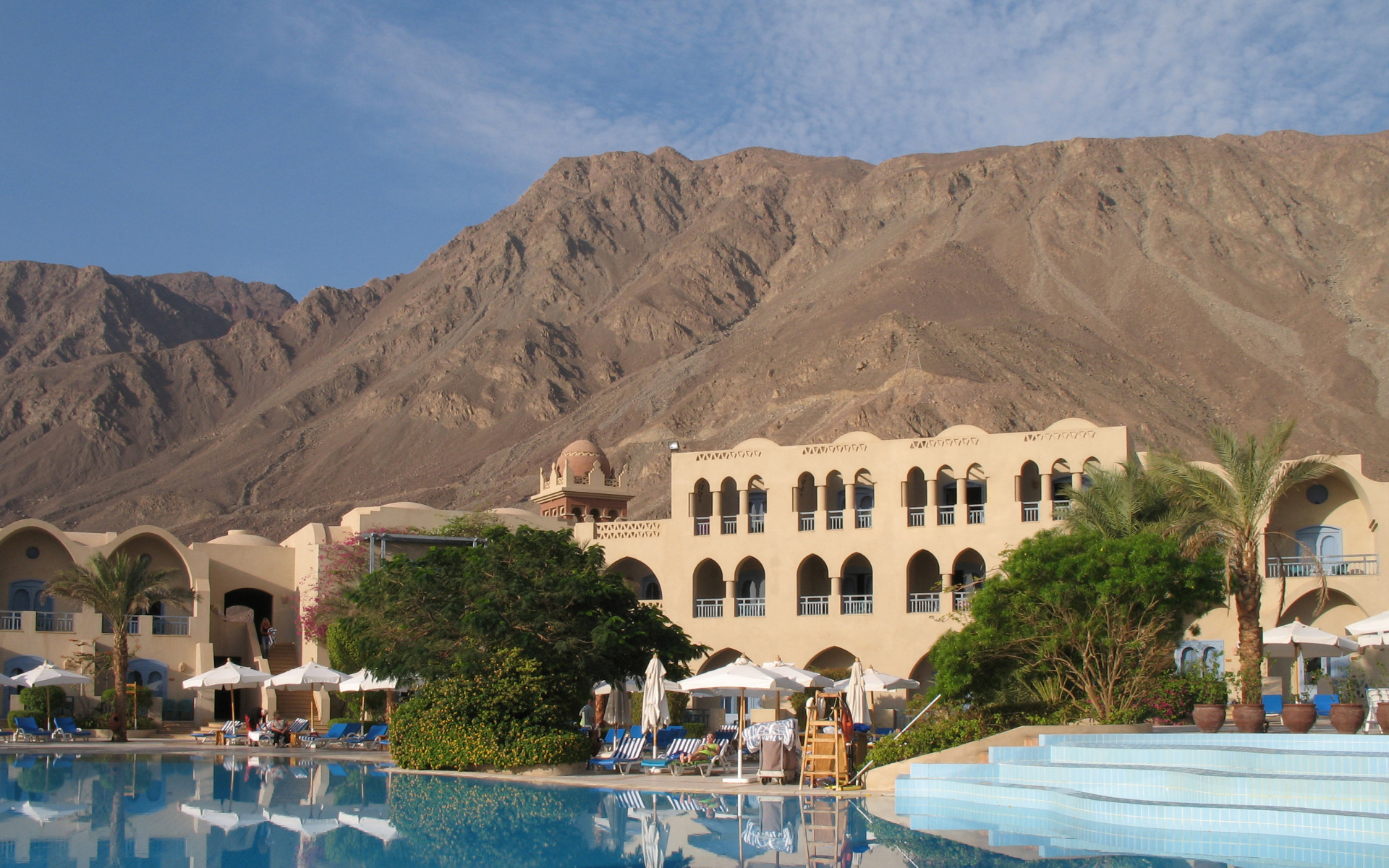 Бассейн в отеле на курорте Таба, Египет