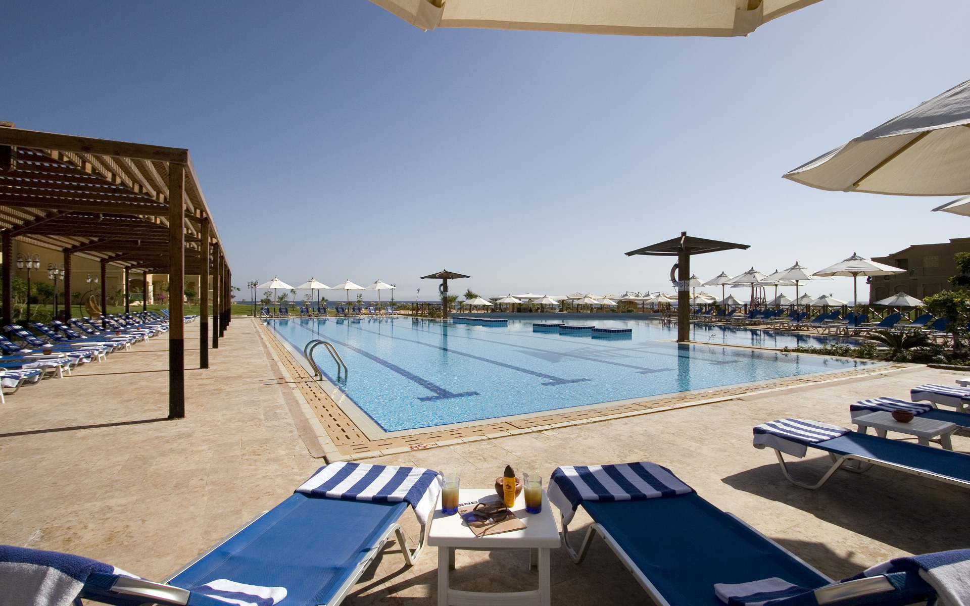 Бассейн в отеле на побережье на курорте Таба, Египет