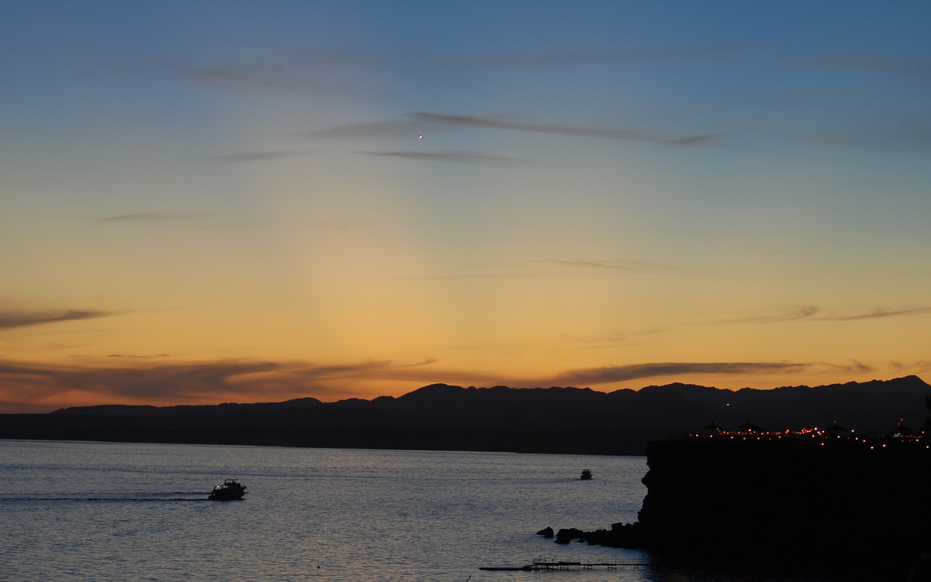 Закат над пляжем на курорте Шарм эль Шейх, Египет