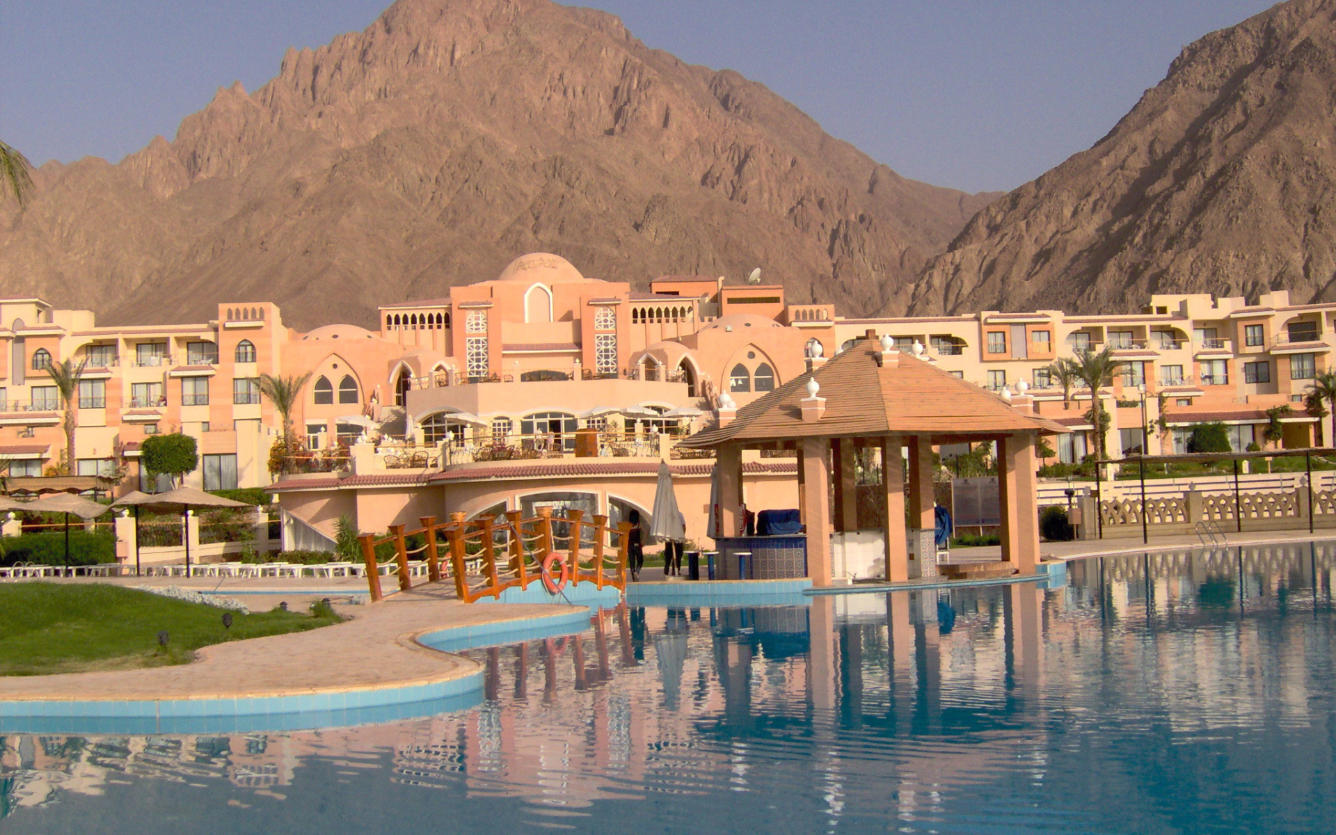 Отель на фоне гор на курорте Таба, Египет