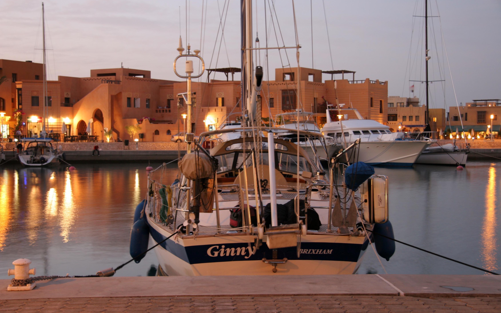 Яхта у берега на курорте Эль Гуна, Египет