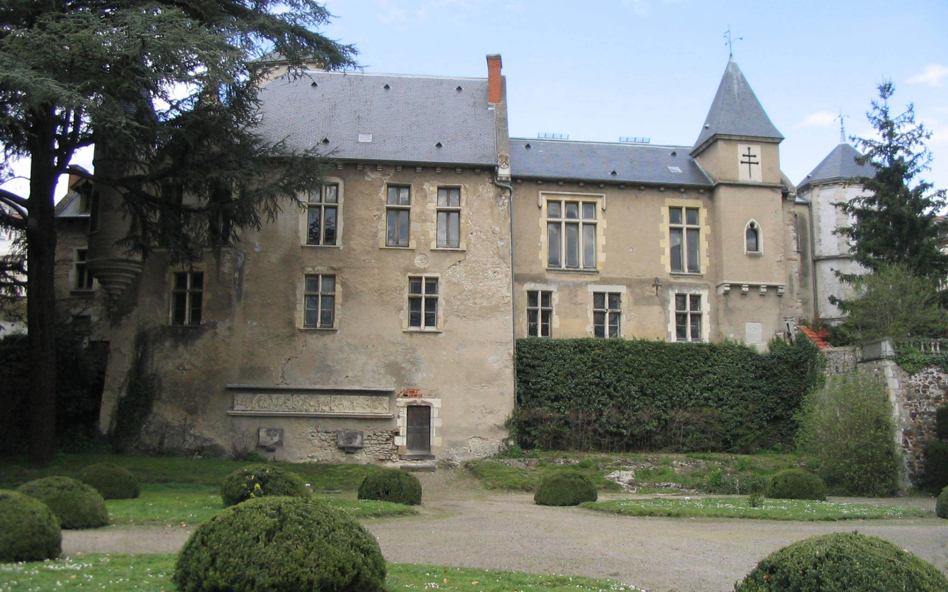 Старинный замок в городе Виши, Франция