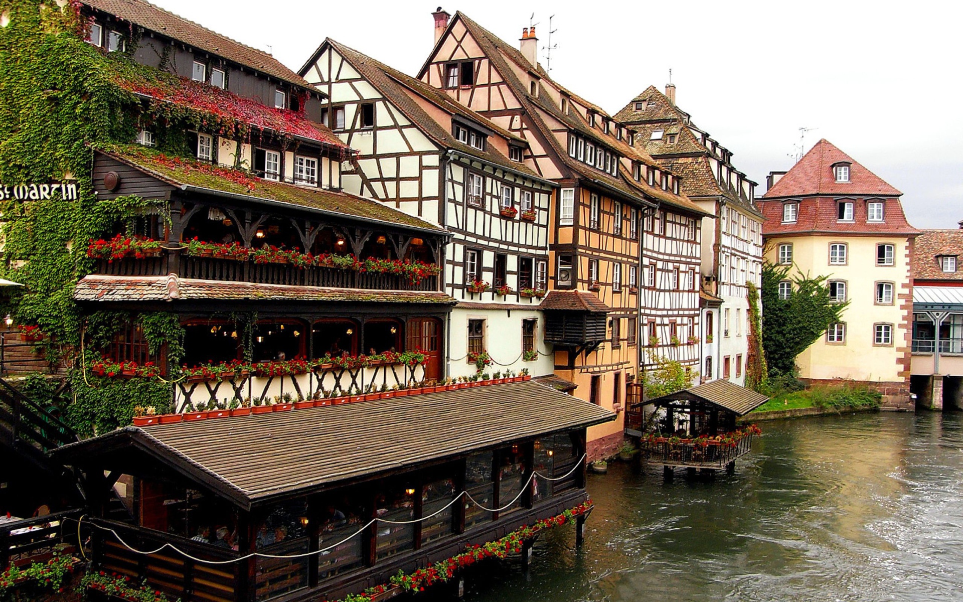 Кафе на набережной в Эльзасе, Франция