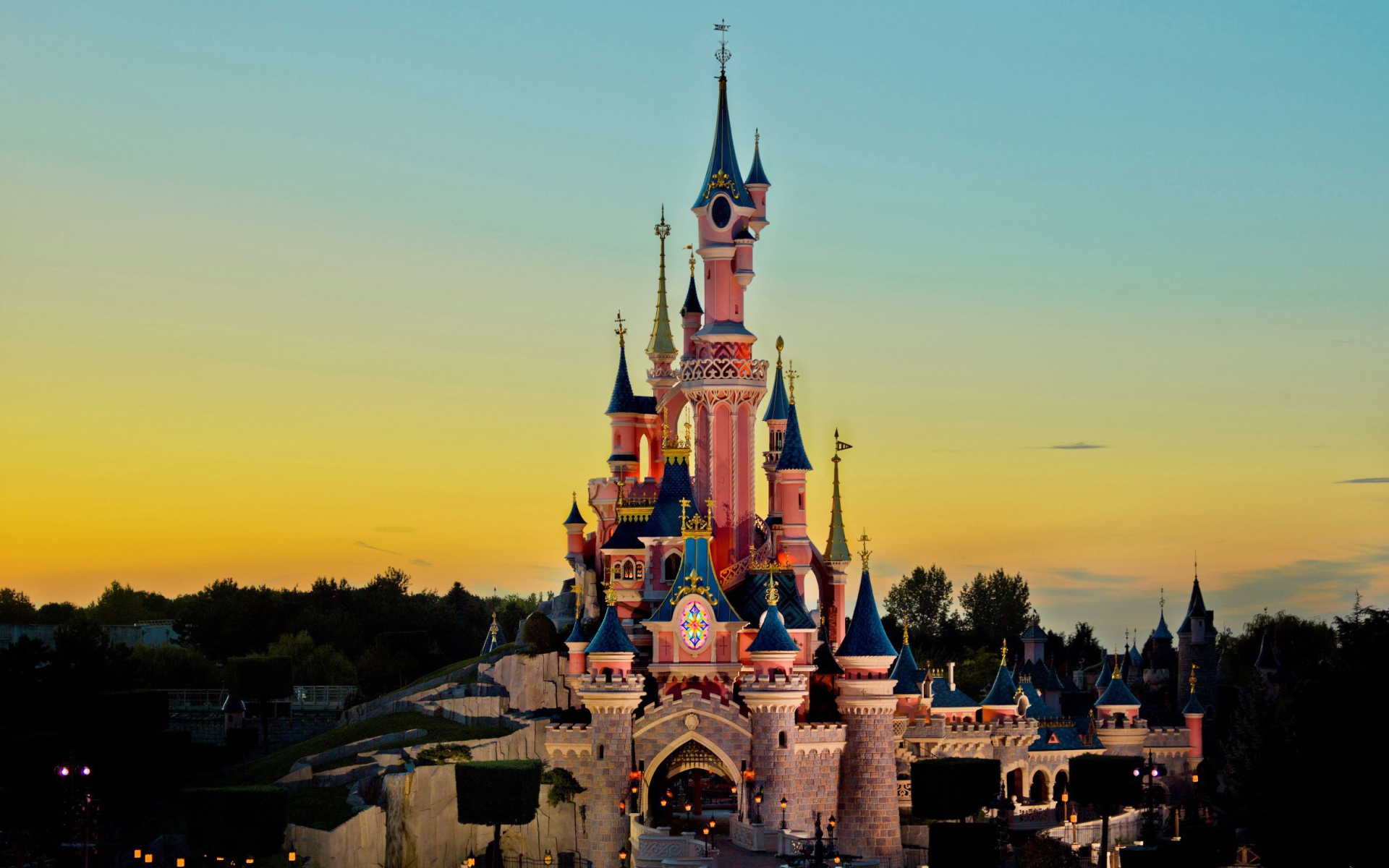 Замок на фоне заката в Диснейленде, Франция