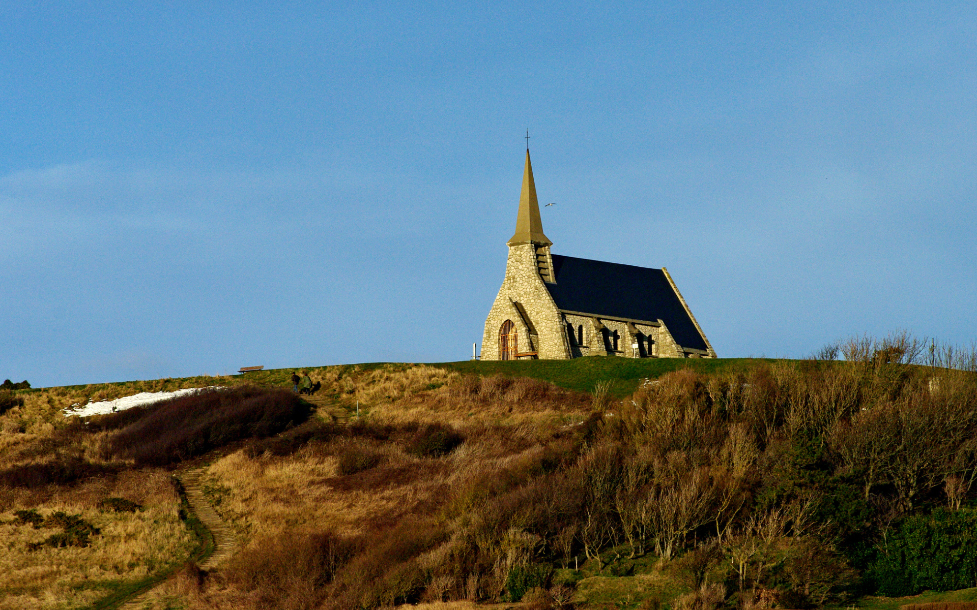 Церковь среди лугов в Нормандии, Франция